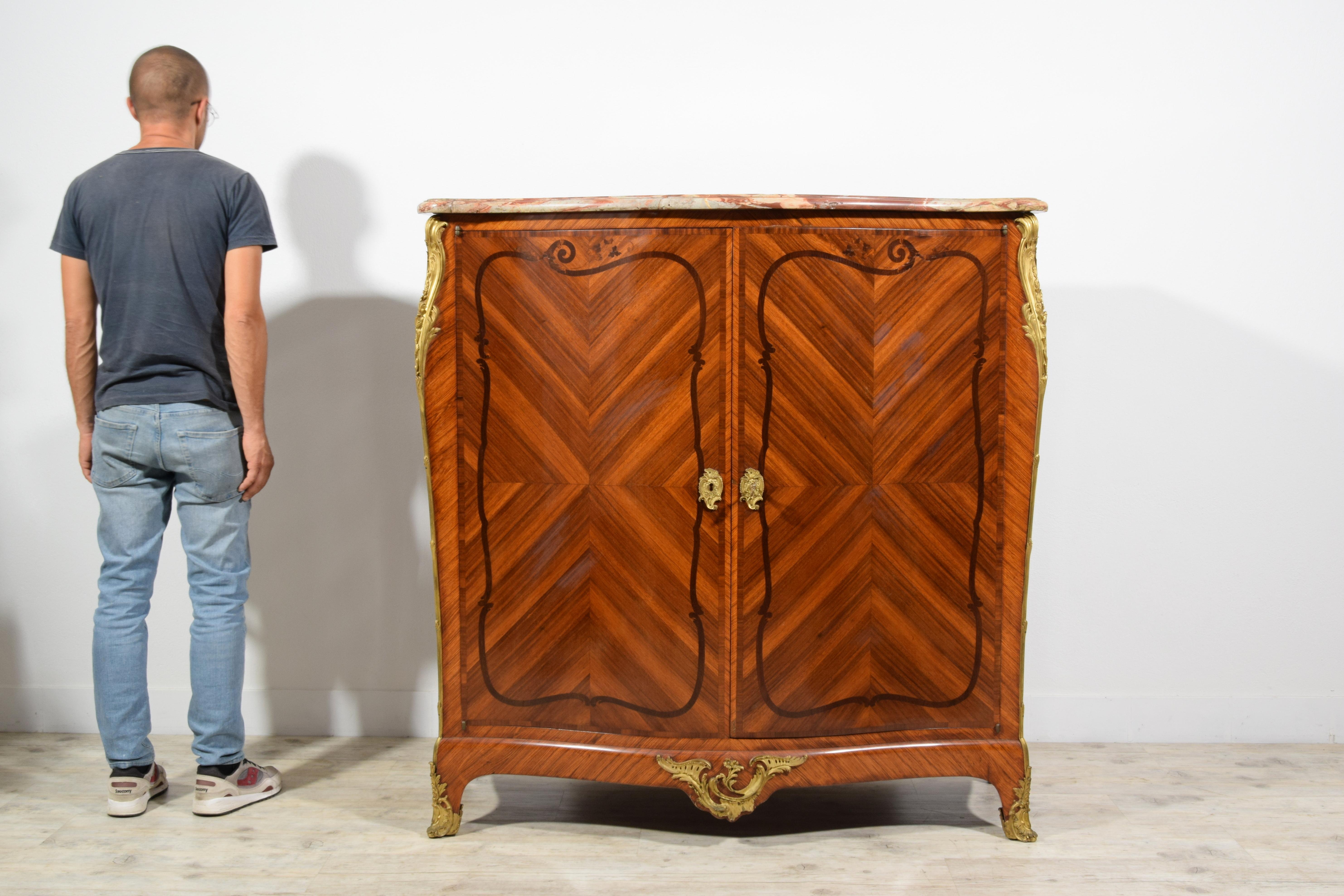 19. Jahrhundert, Französisches Sideboard im Louis XV-Stil aus furniertem Holz im Angebot 15