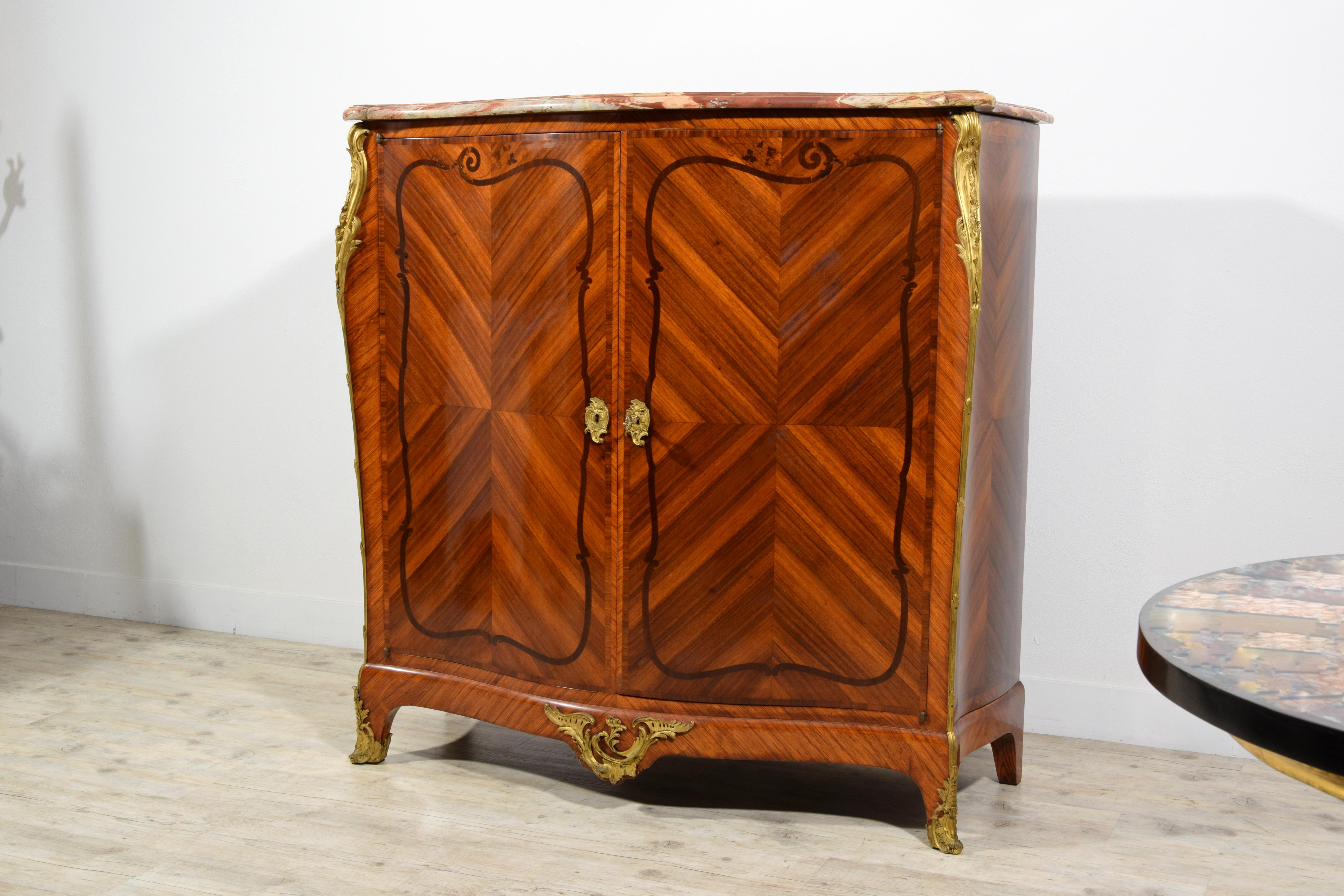 19. Jahrhundert, Französisches Sideboard im Louis XV-Stil aus furniertem Holz (Handgeschnitzt) im Angebot