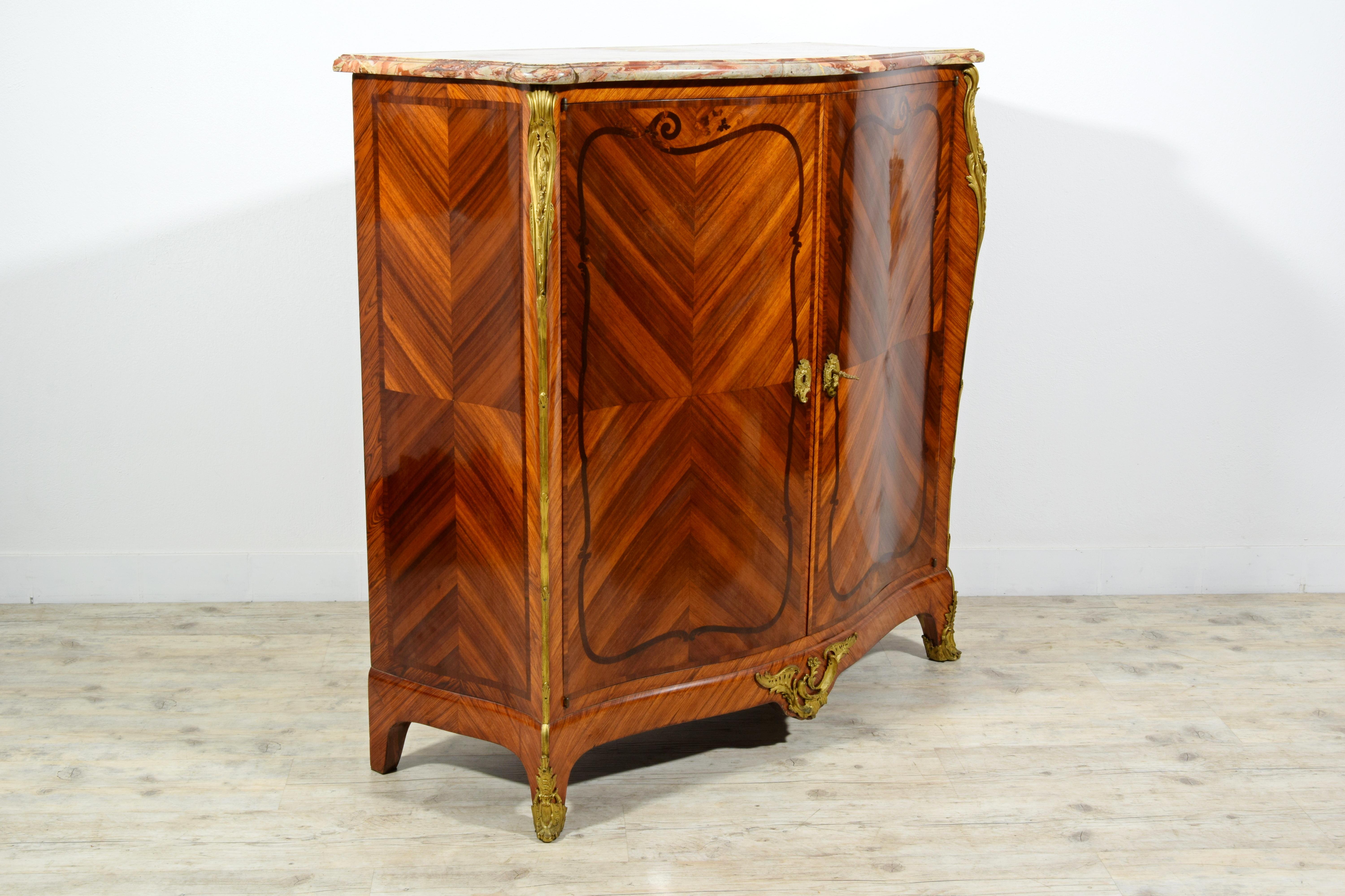 19. Jahrhundert, Französisches Sideboard im Louis XV-Stil aus furniertem Holz (Bronze) im Angebot