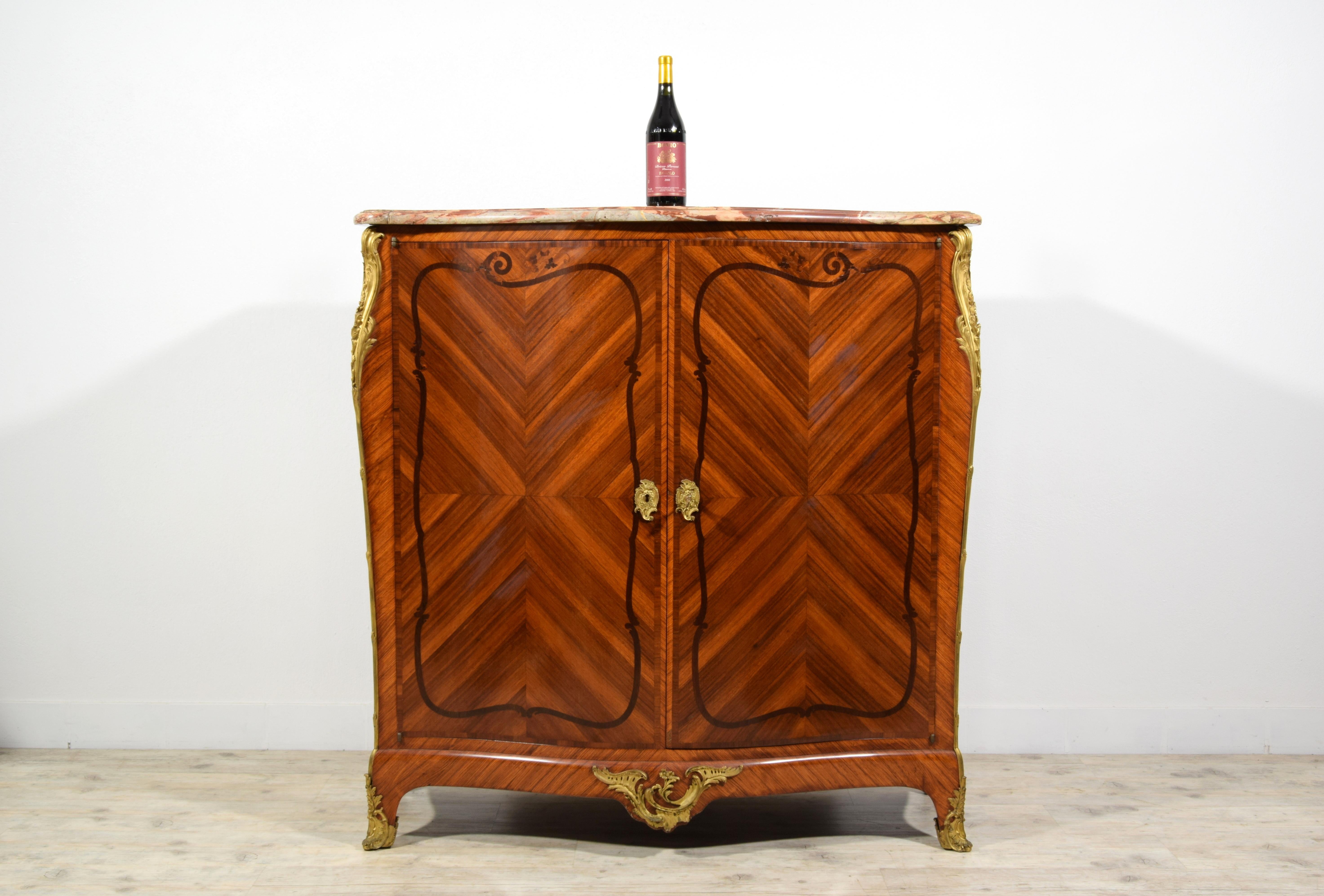 19. Jahrhundert, Französisches Sideboard im Louis XV-Stil aus furniertem Holz im Angebot 1