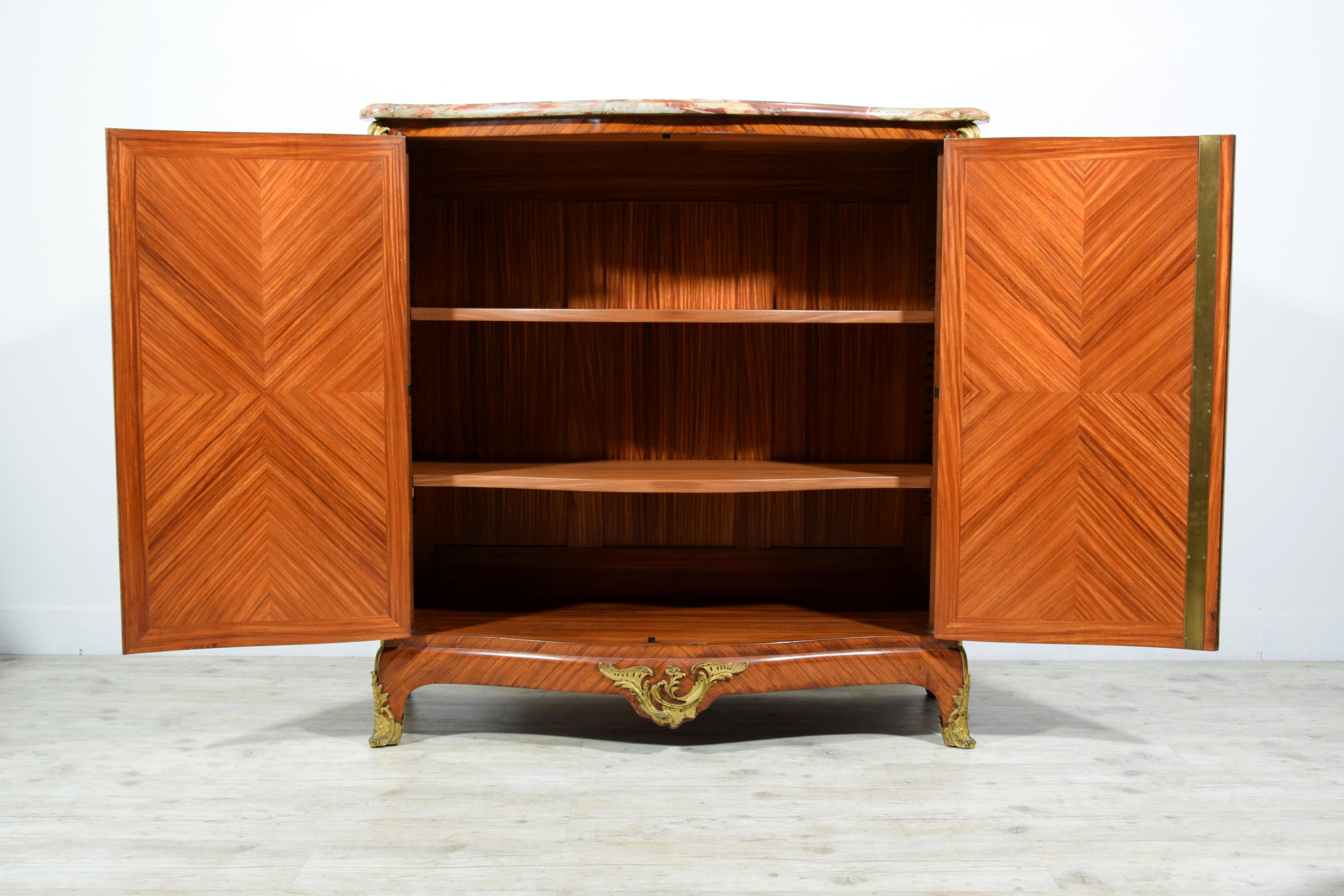 19. Jahrhundert, Französisches Sideboard im Louis XV-Stil aus furniertem Holz im Angebot 2