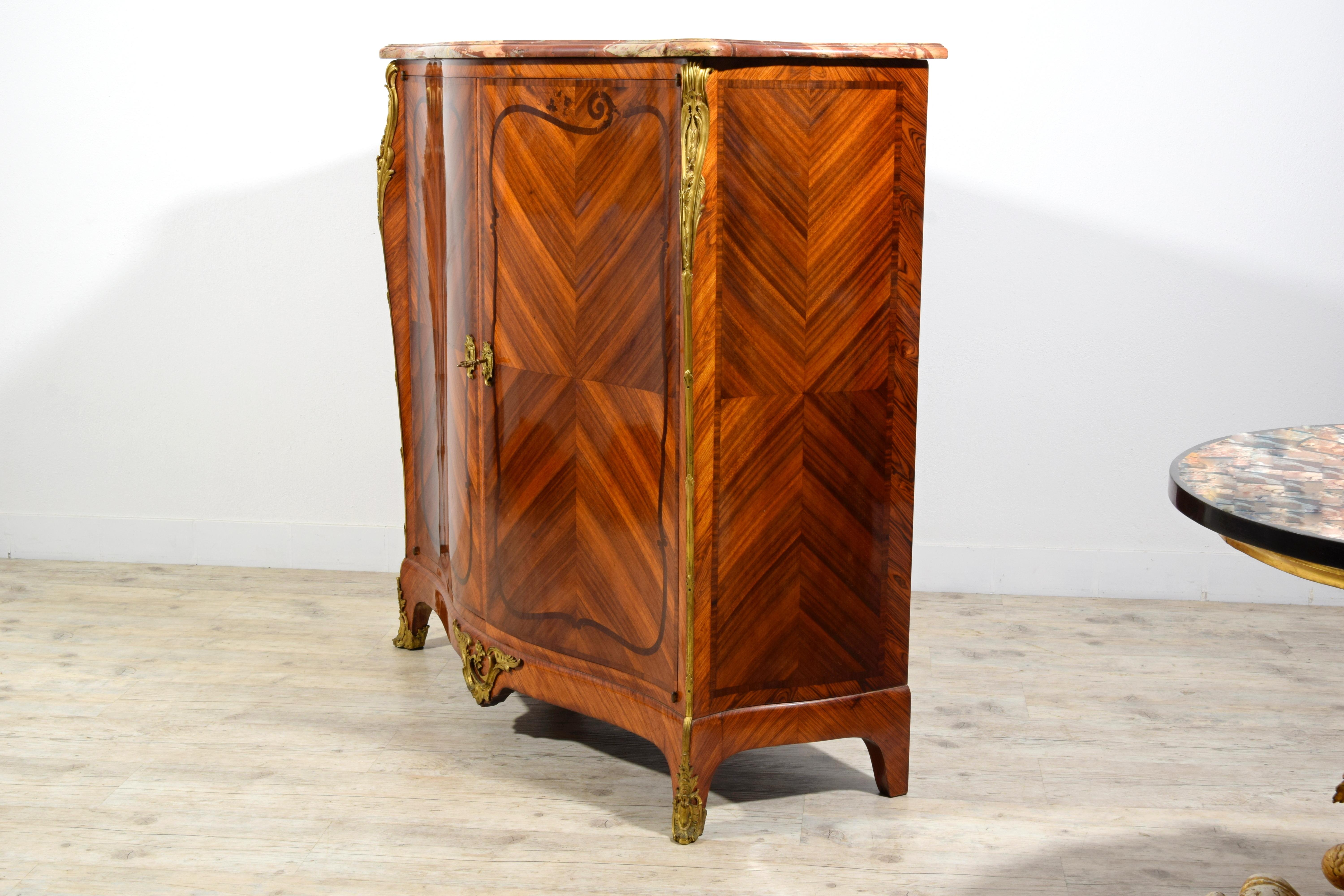 19. Jahrhundert, Französisches Sideboard im Louis XV-Stil aus furniertem Holz im Angebot 3