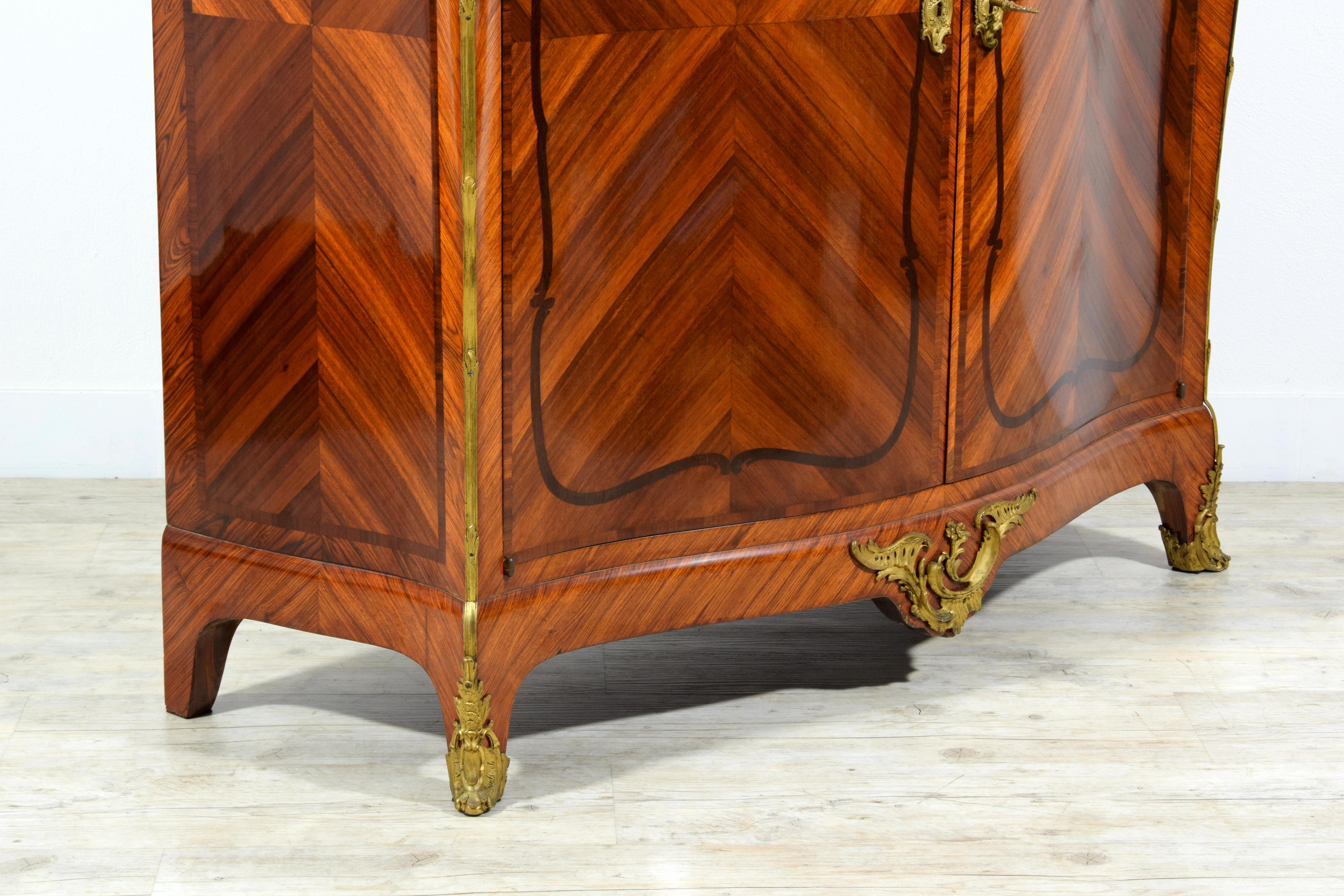 19. Jahrhundert, Französisches Sideboard im Louis XV-Stil aus furniertem Holz im Angebot 4