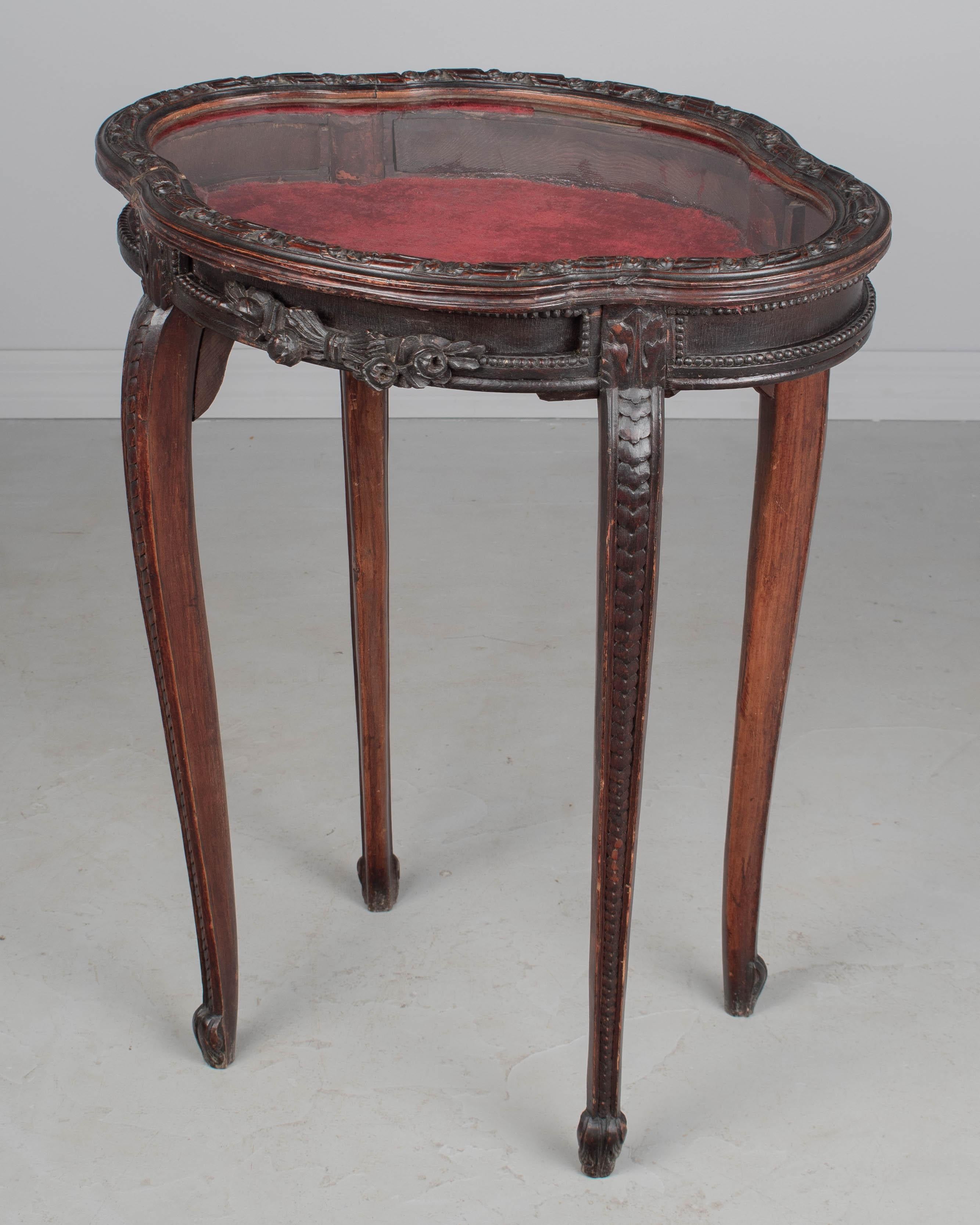 19th Century French Louis XV Style Vitrine or Display Table Luis XV en venta