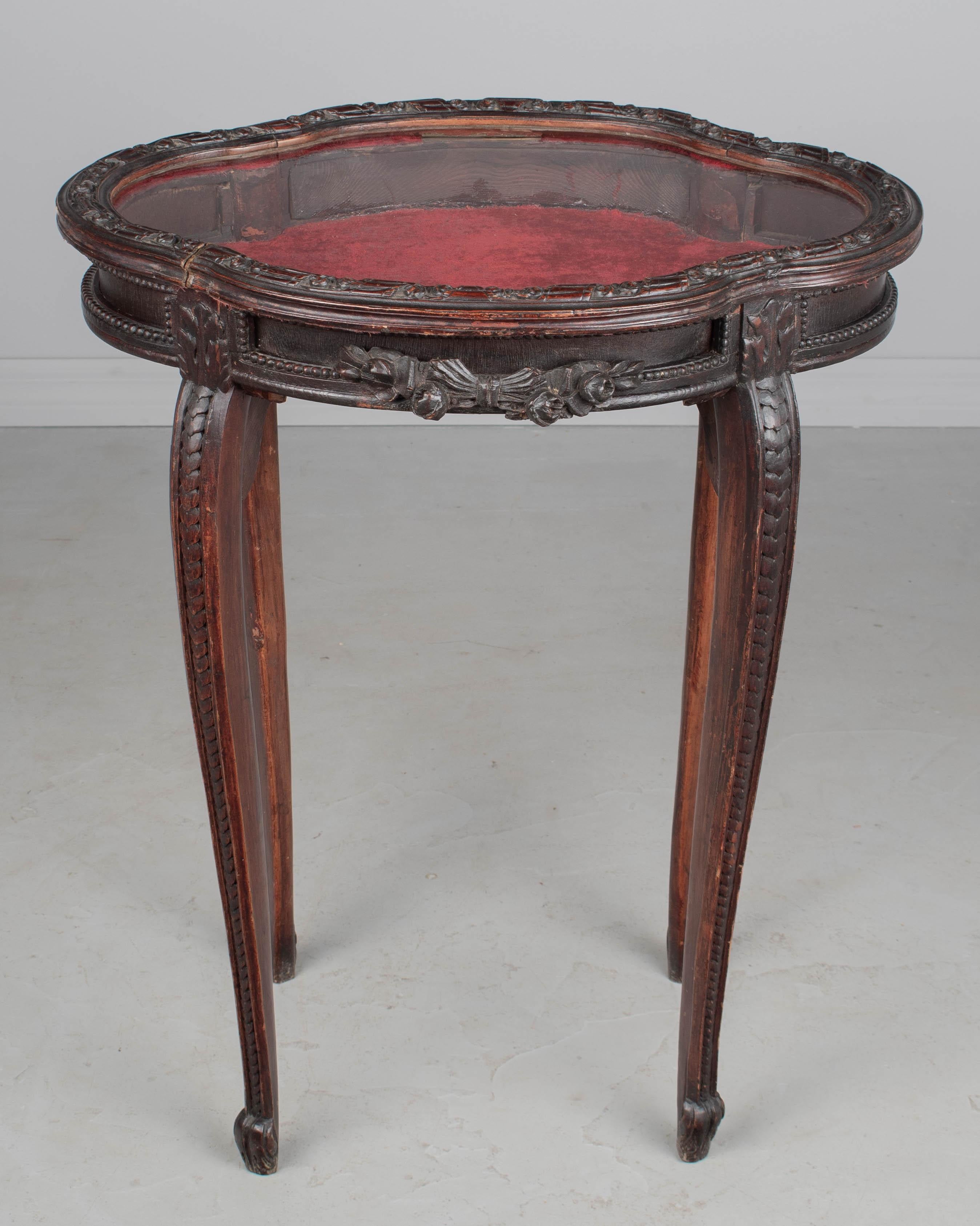 19th Century French Louis XV Style Vitrine or Display Table Francés en venta