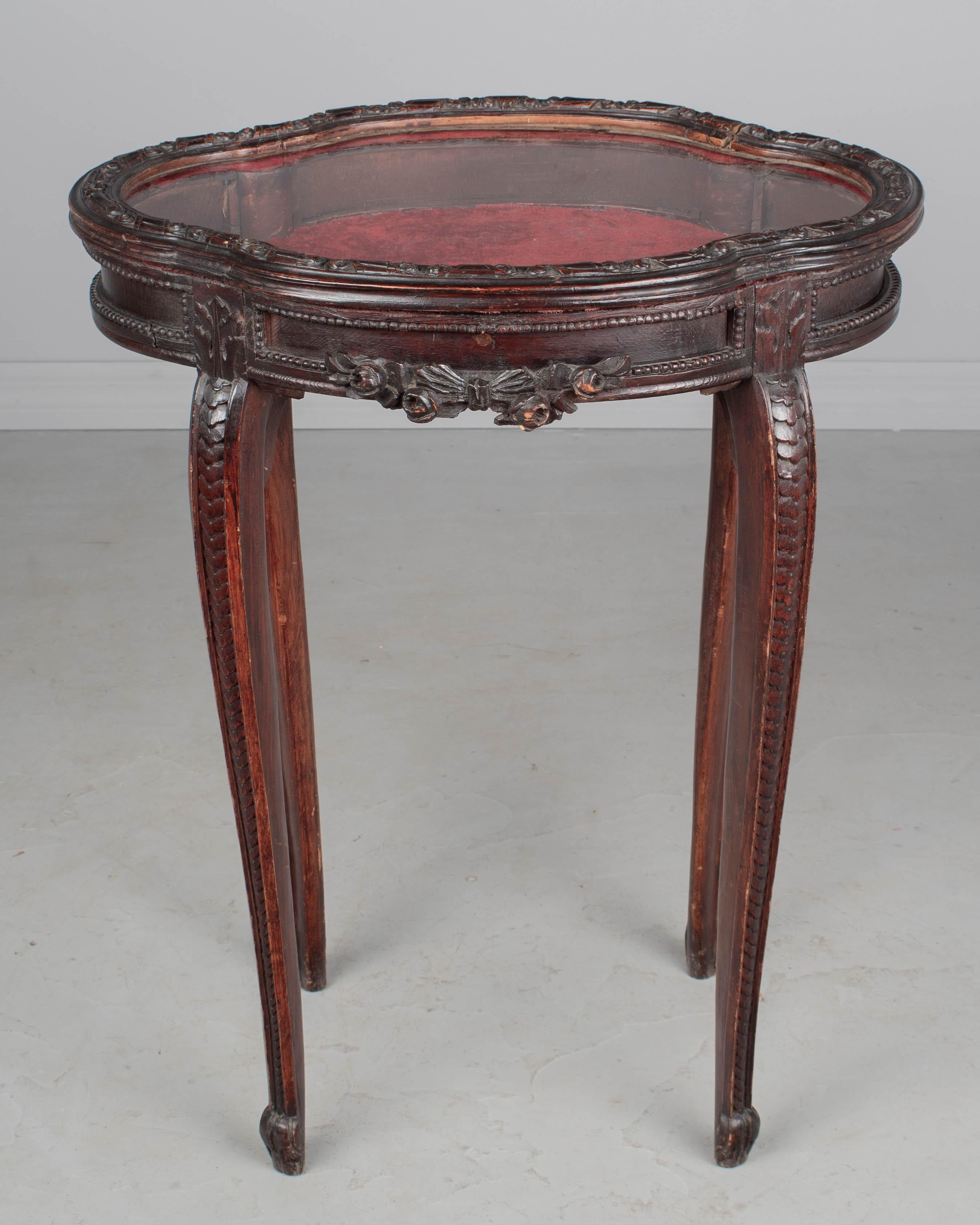 19th Century French Louis XV Style Vitrine or Display Table en Bueno estado para la venta en Winter Park, FL