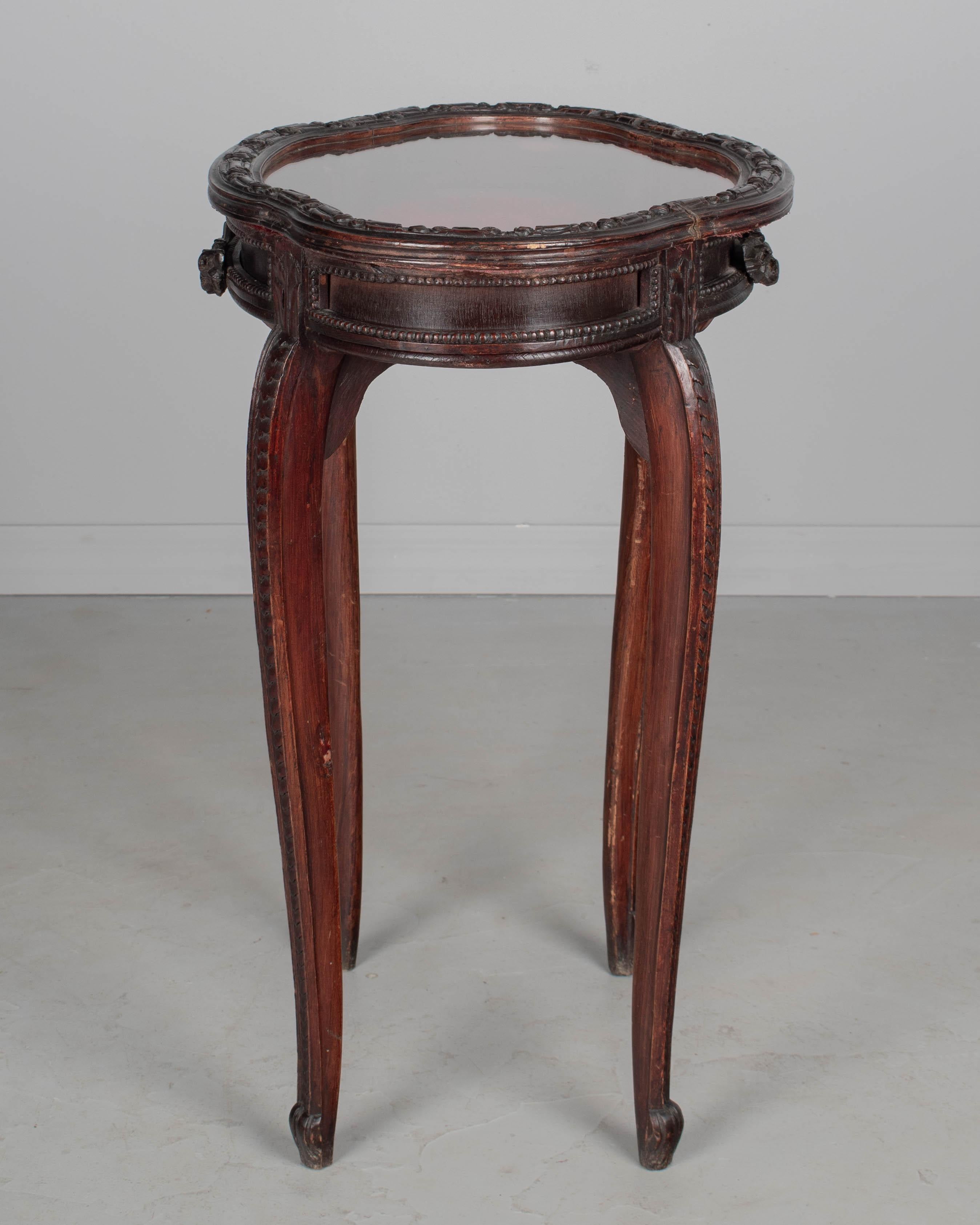 19th Century French Louis XV Style Vitrine or Display Table siglo XIX en venta