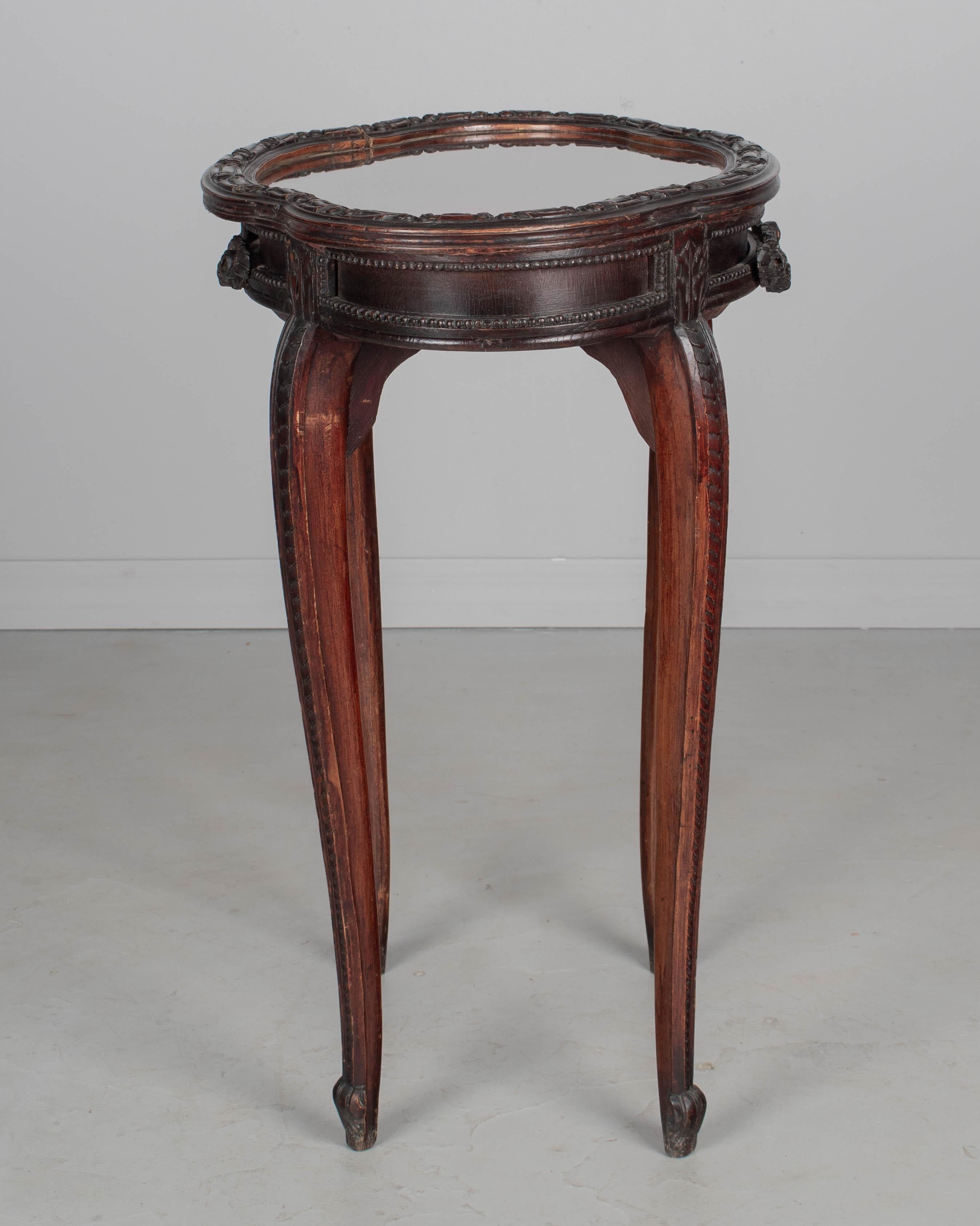 19th Century French Louis XV Style Vitrine or Display Table Terciopelo en venta
