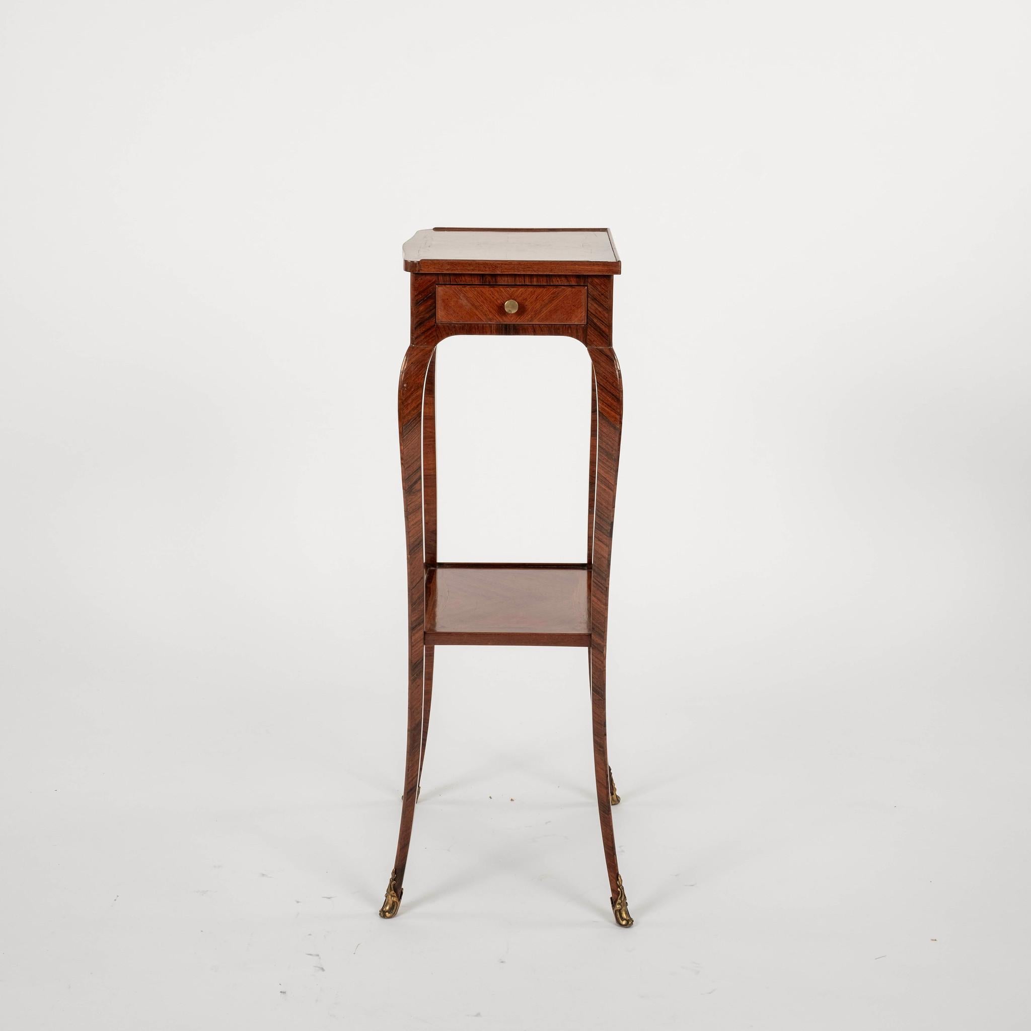 Table de chevet en noyer de style Louis XV du XIXe siècle, signée G. Durand, avec marqueterie, bronze doré, un seul tiroir et des pieds élégamment incurvés. 