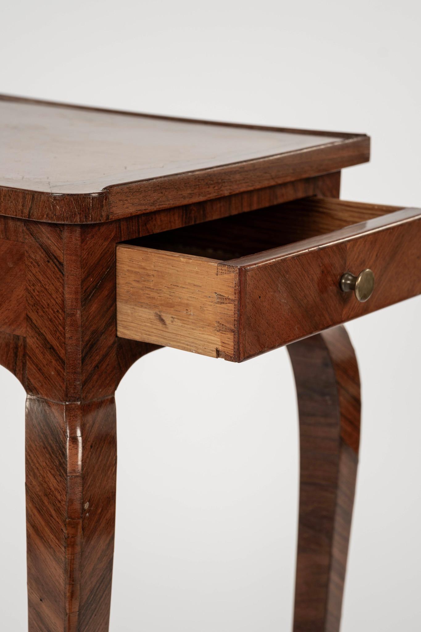 Table de chevet en noyer signée G. Durand, 19e siècle, style Louis XV français en vente 1