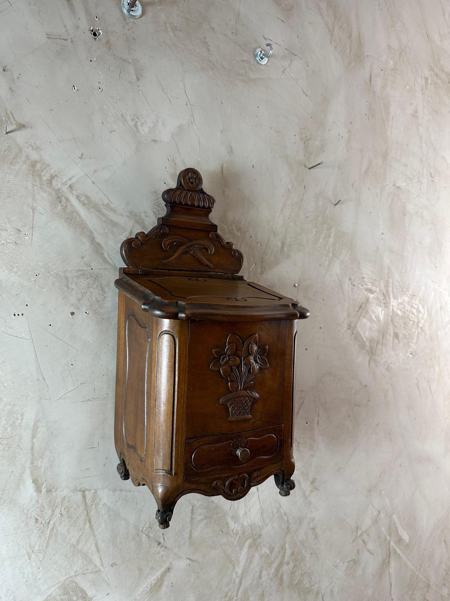 Scatola di sale francese del XIX secolo in stile Luigi XV, in noce provenzale, 1890 in vendita 5