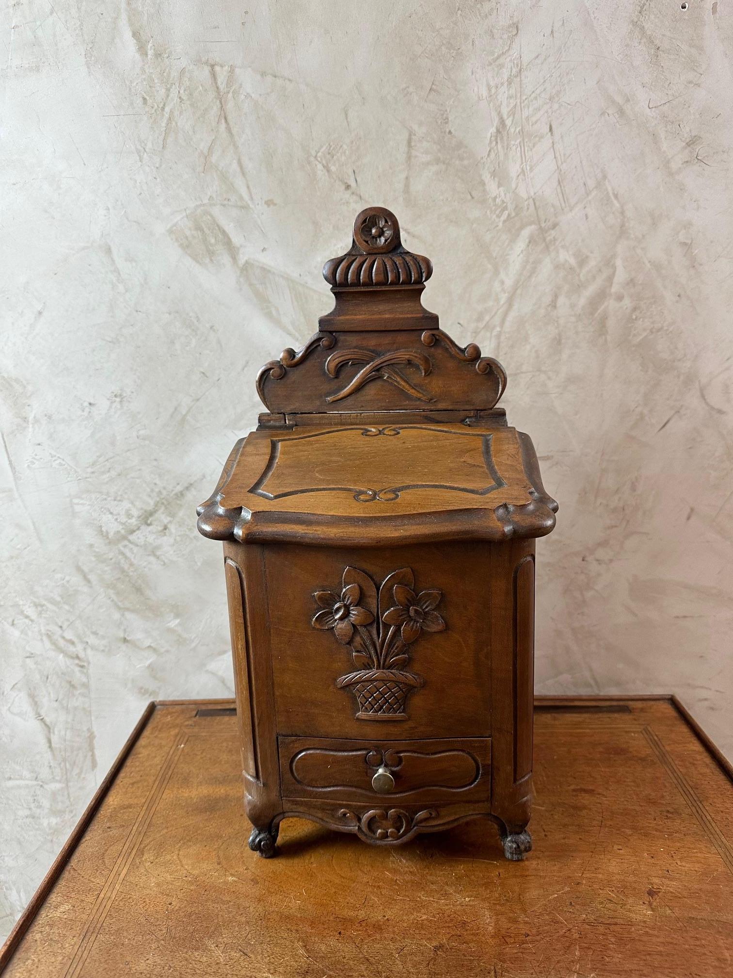 Bellissima saliera in noce provenzale in stile Luigi XV risalente alla fine del XIX secolo. 
Vassoio superiore che si solleva e piccolo cassetto in basso. Lavoro artigianale.
Buone condizioni.
