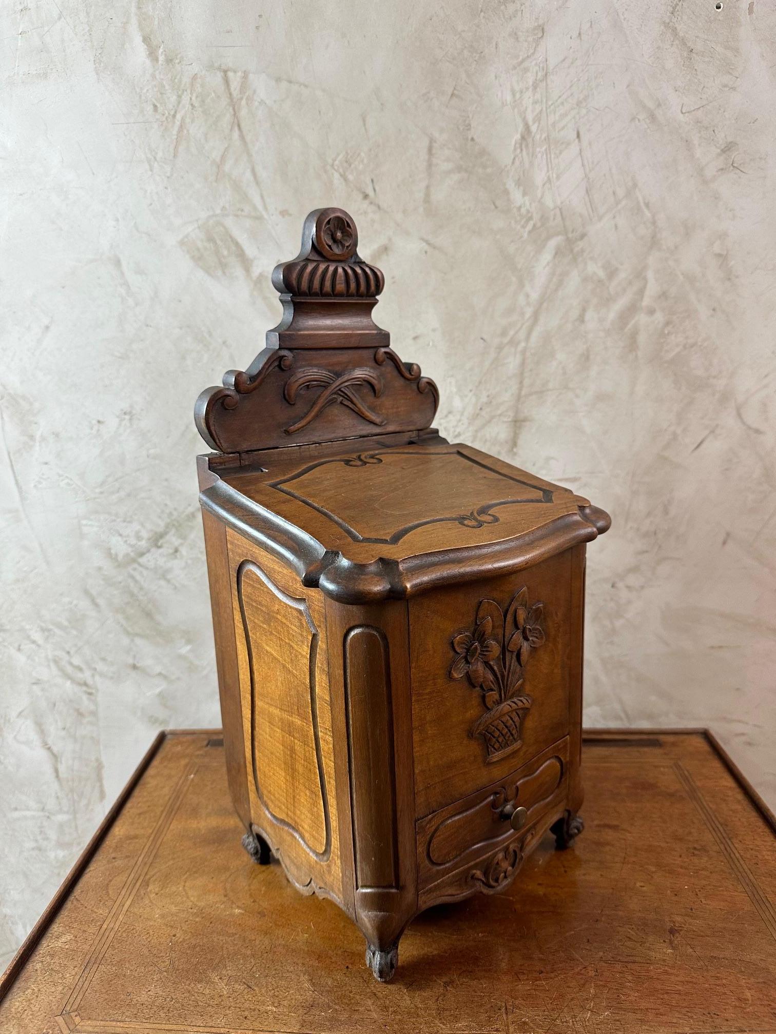 Francese Scatola di sale francese del XIX secolo in stile Luigi XV, in noce provenzale, 1890 in vendita