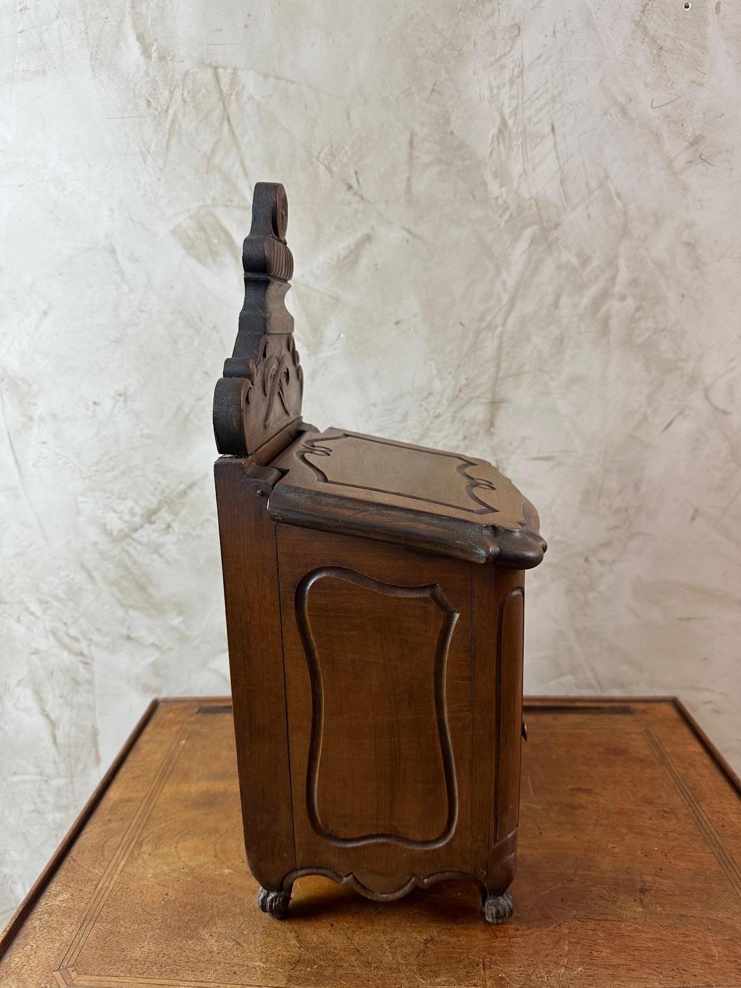 Scatola di sale francese del XIX secolo in stile Luigi XV, in noce provenzale, 1890 In condizioni buone in vendita a LEGNY, FR