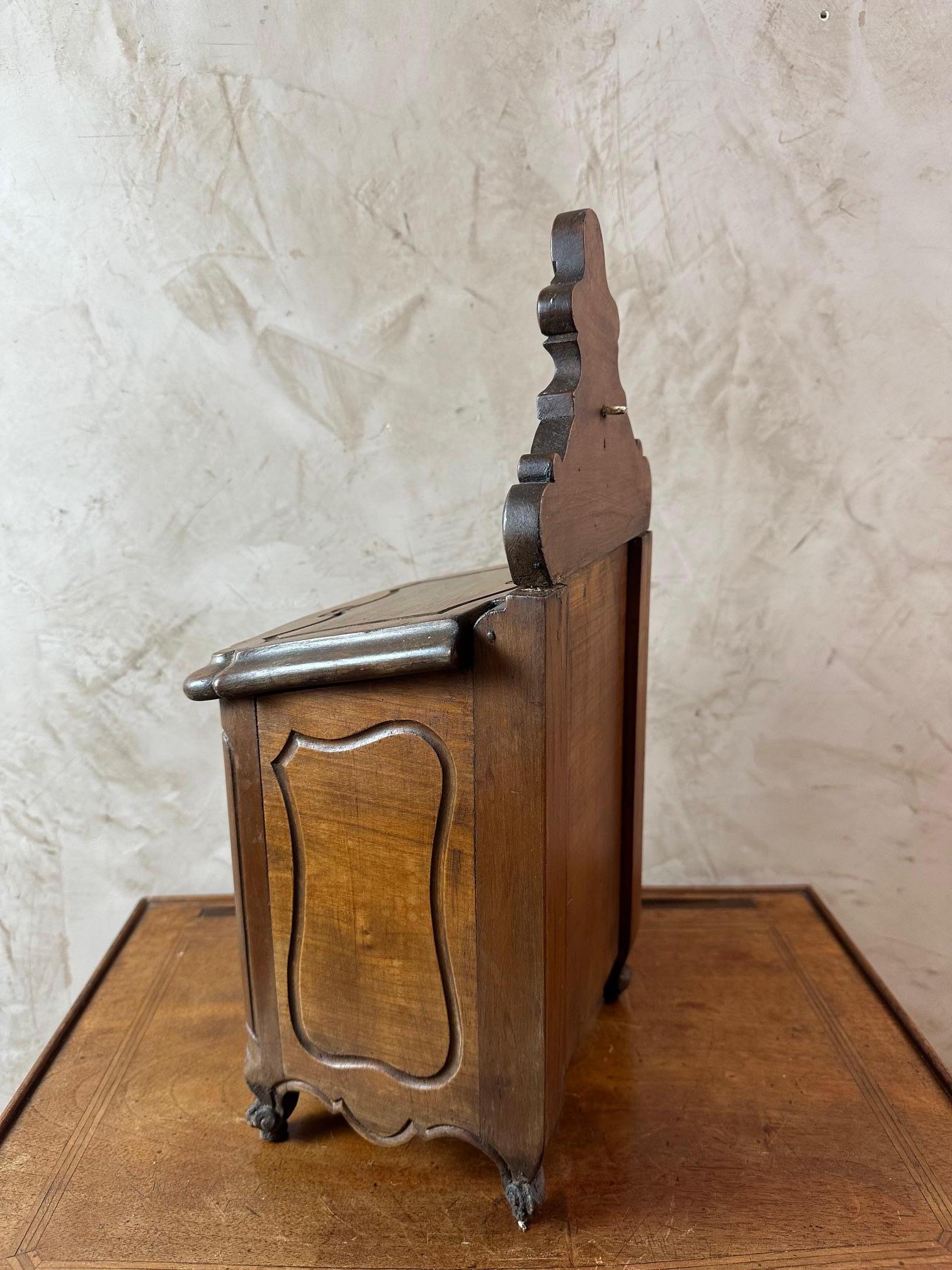 Noce Scatola di sale francese del XIX secolo in stile Luigi XV, in noce provenzale, 1890 in vendita