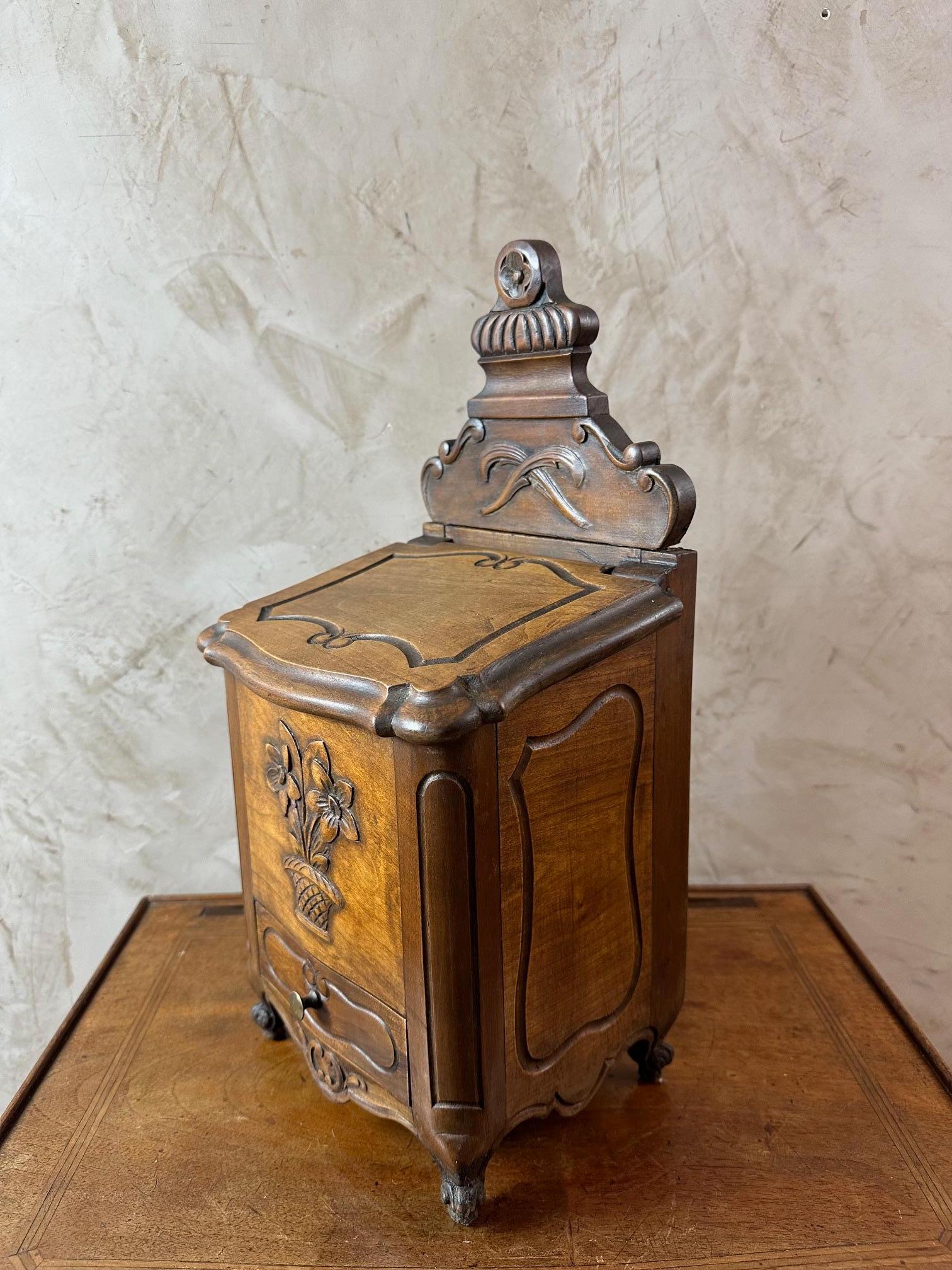Scatola di sale francese del XIX secolo in stile Luigi XV, in noce provenzale, 1890 in vendita 1