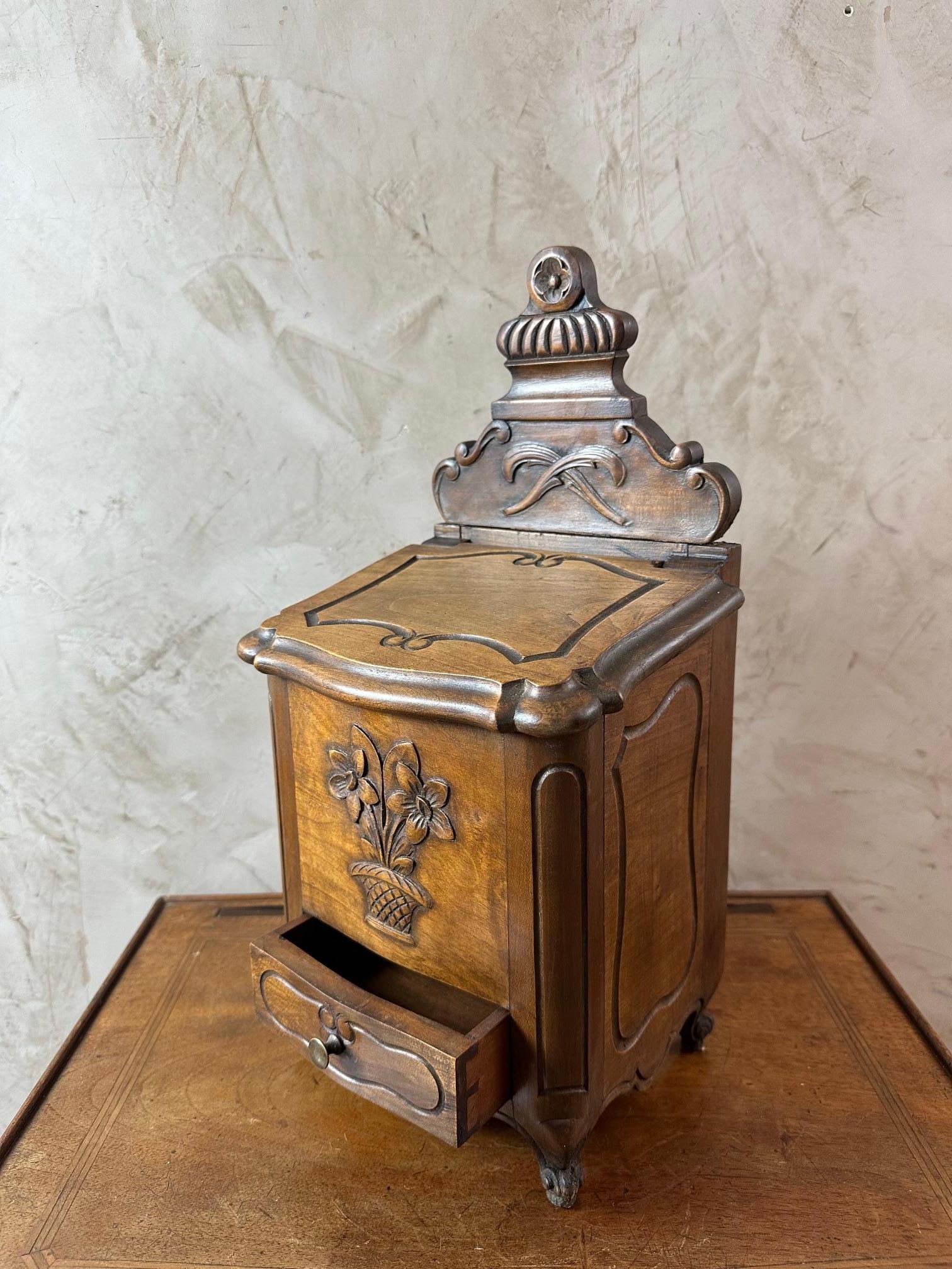 Scatola di sale francese del XIX secolo in stile Luigi XV, in noce provenzale, 1890 in vendita 2