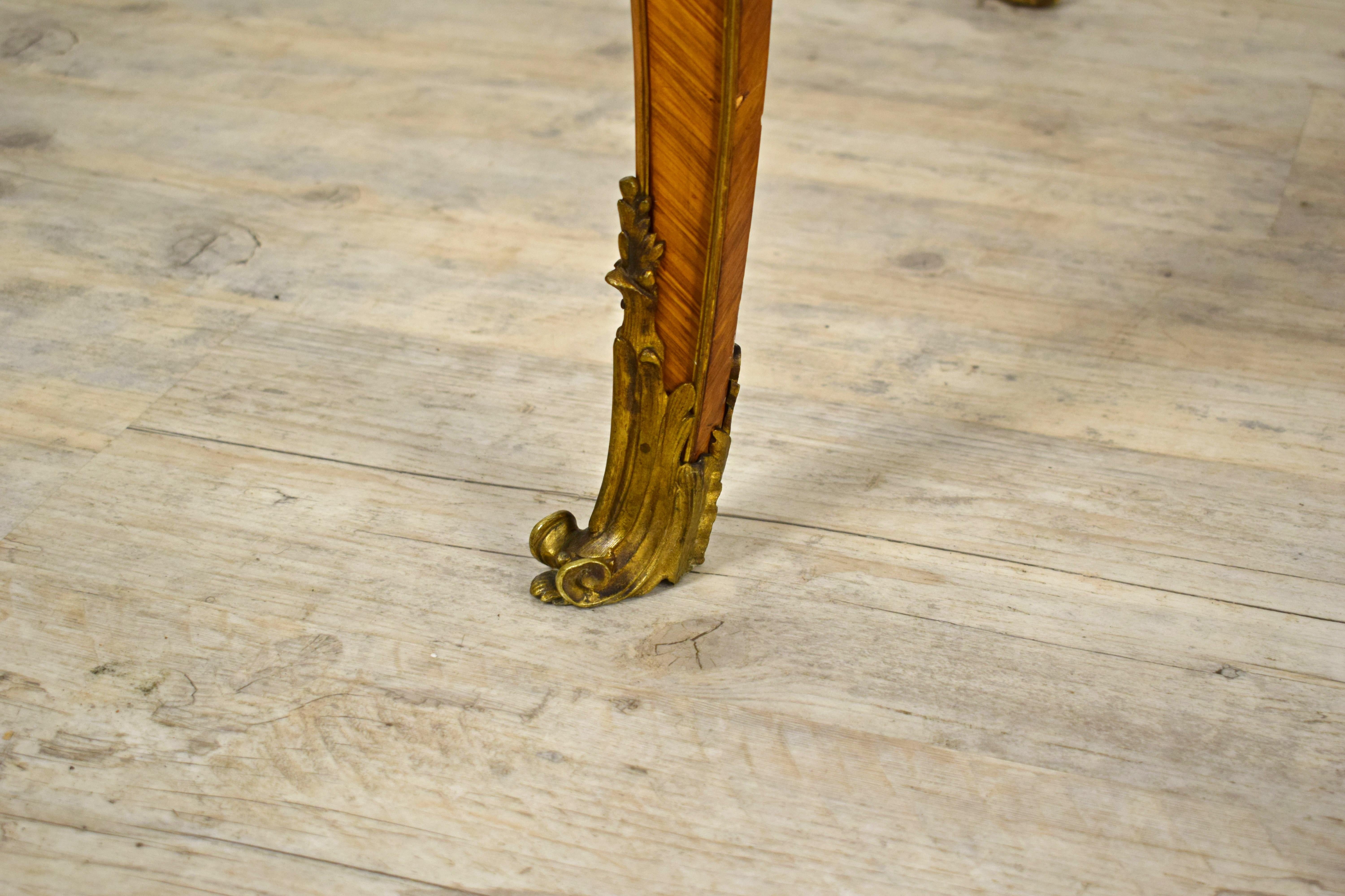 Siglo XIX, Escritorio Francés de Centro de Madera Estilo Luis XV con Bronce Dorado en venta 8