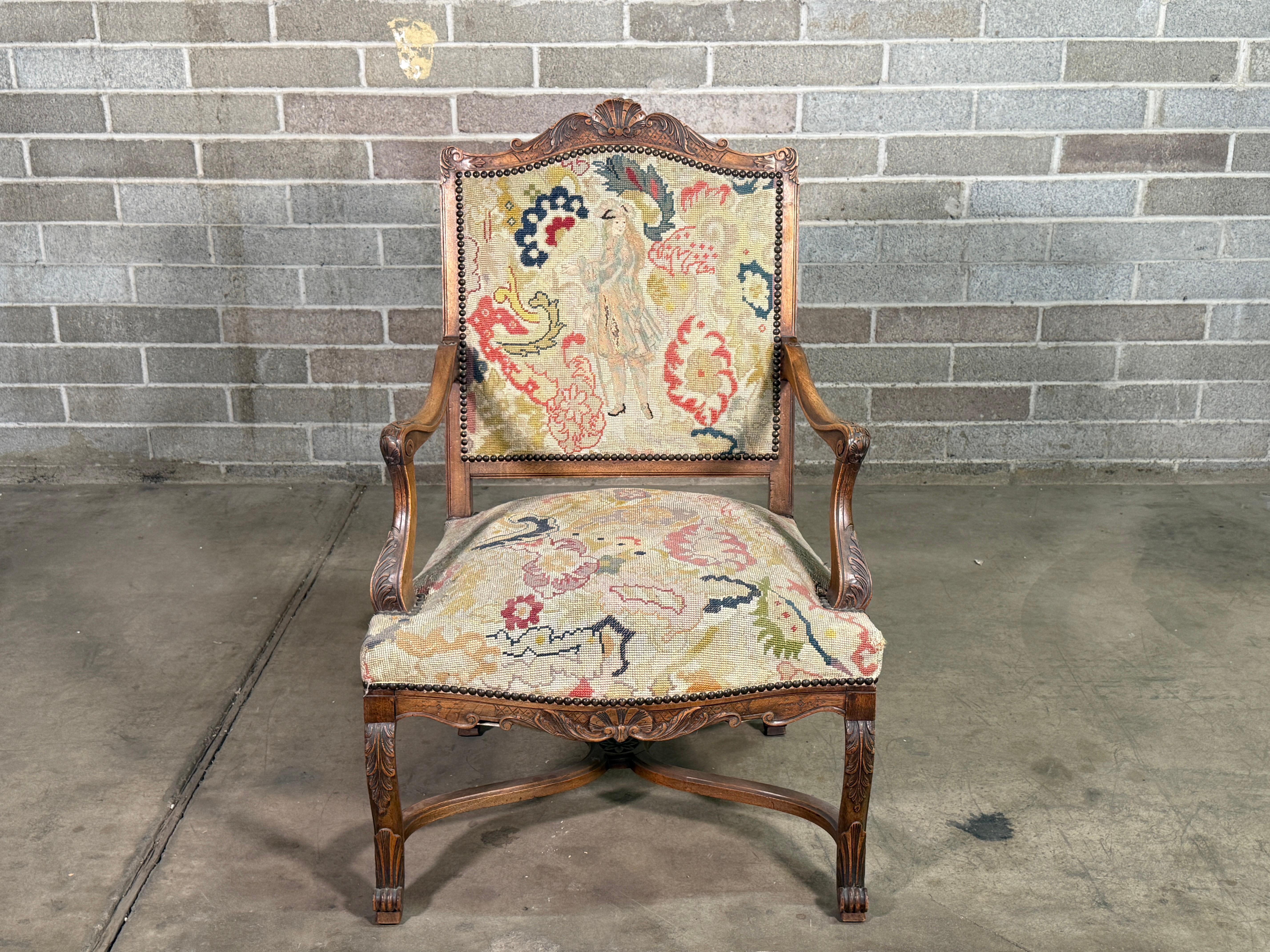 Chaise à Accoudoirs en Noyer Louis XV du 19ème siècle 
Belle sculpture - Achetée en France. 
Usure appropriée à l'âge, voir les photos détaillées. 
Envoyez-nous un message si vous avez des questions. 