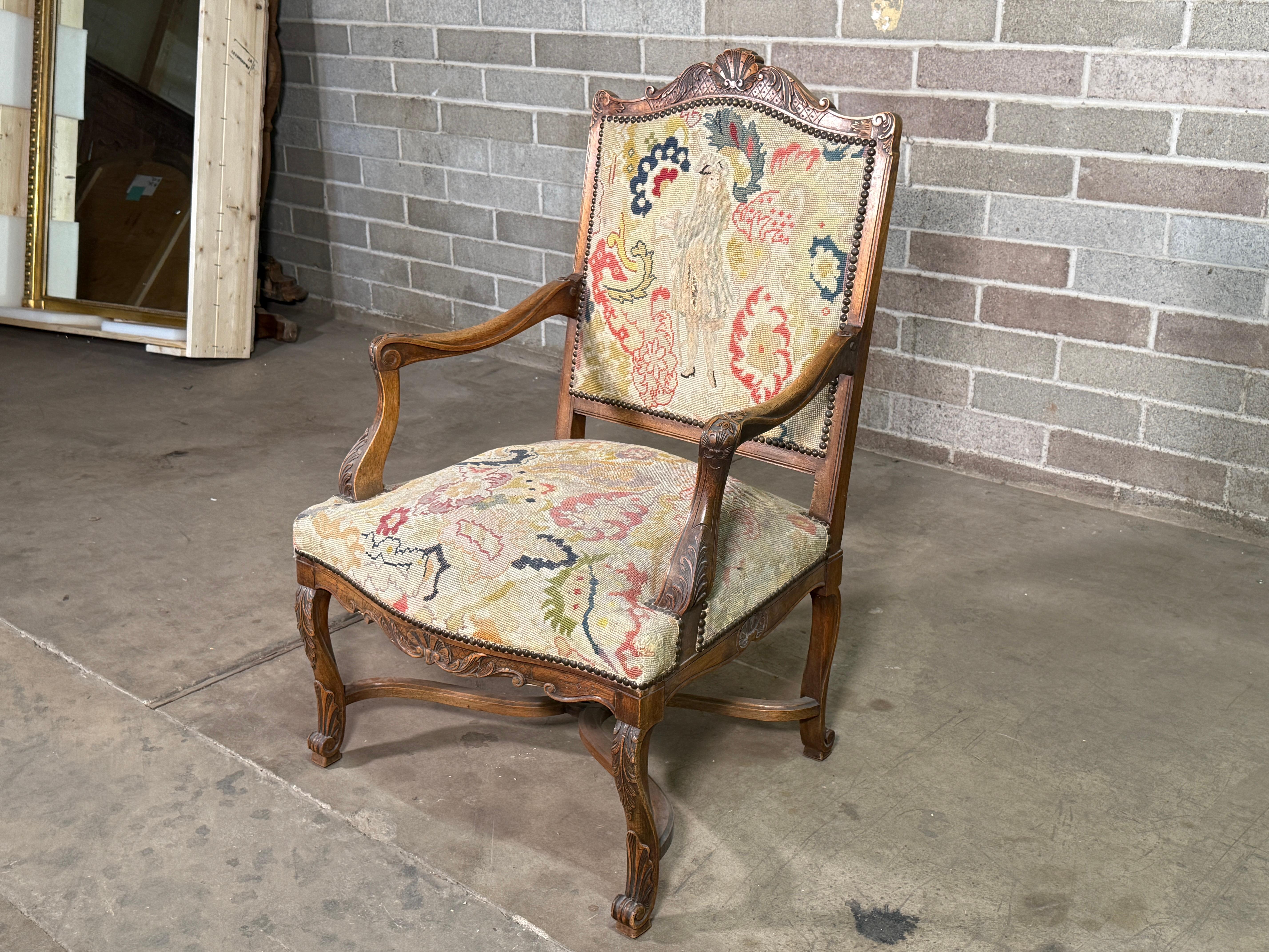 Français Chaise à Accoudoirs en Noyer Louis XV du 19ème siècle en vente