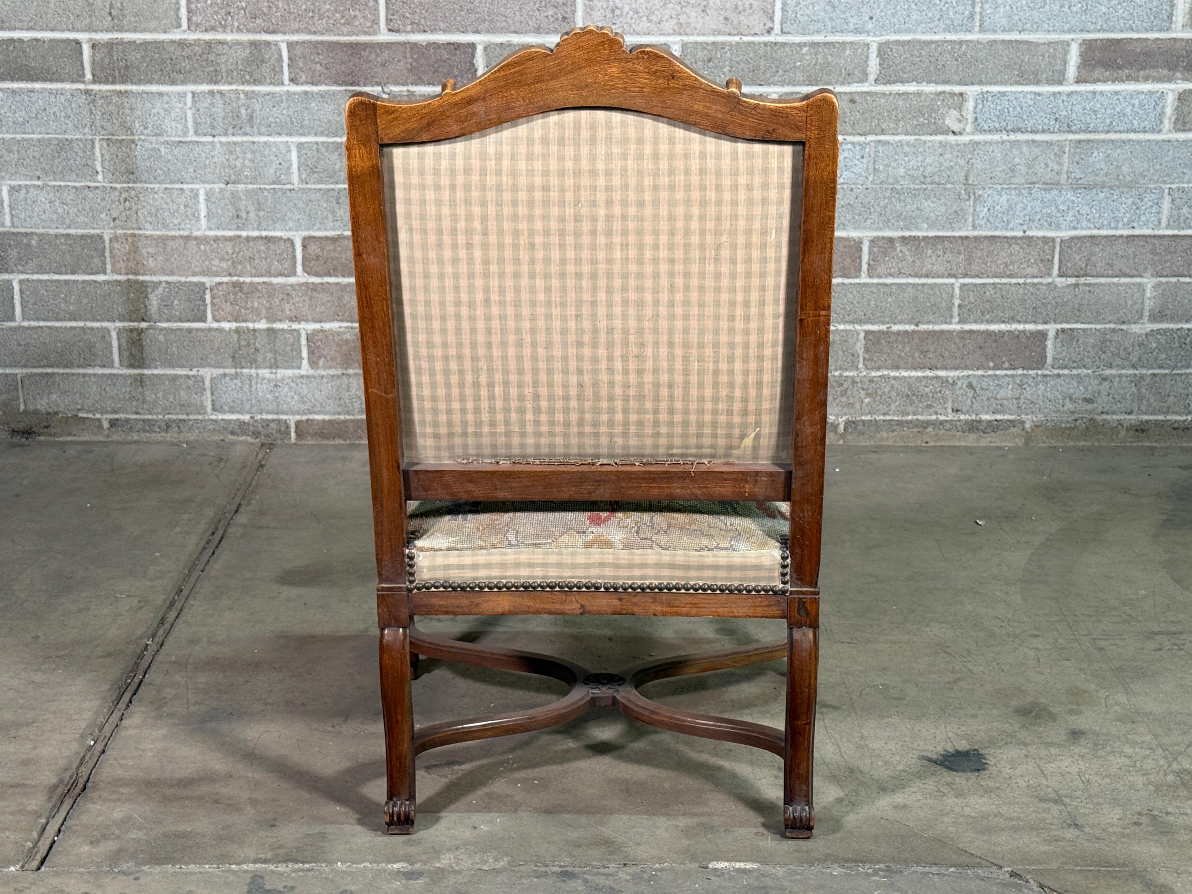 Chaise à Accoudoirs en Noyer Louis XV du 19ème siècle Bon état - En vente à Scottsdale, AZ