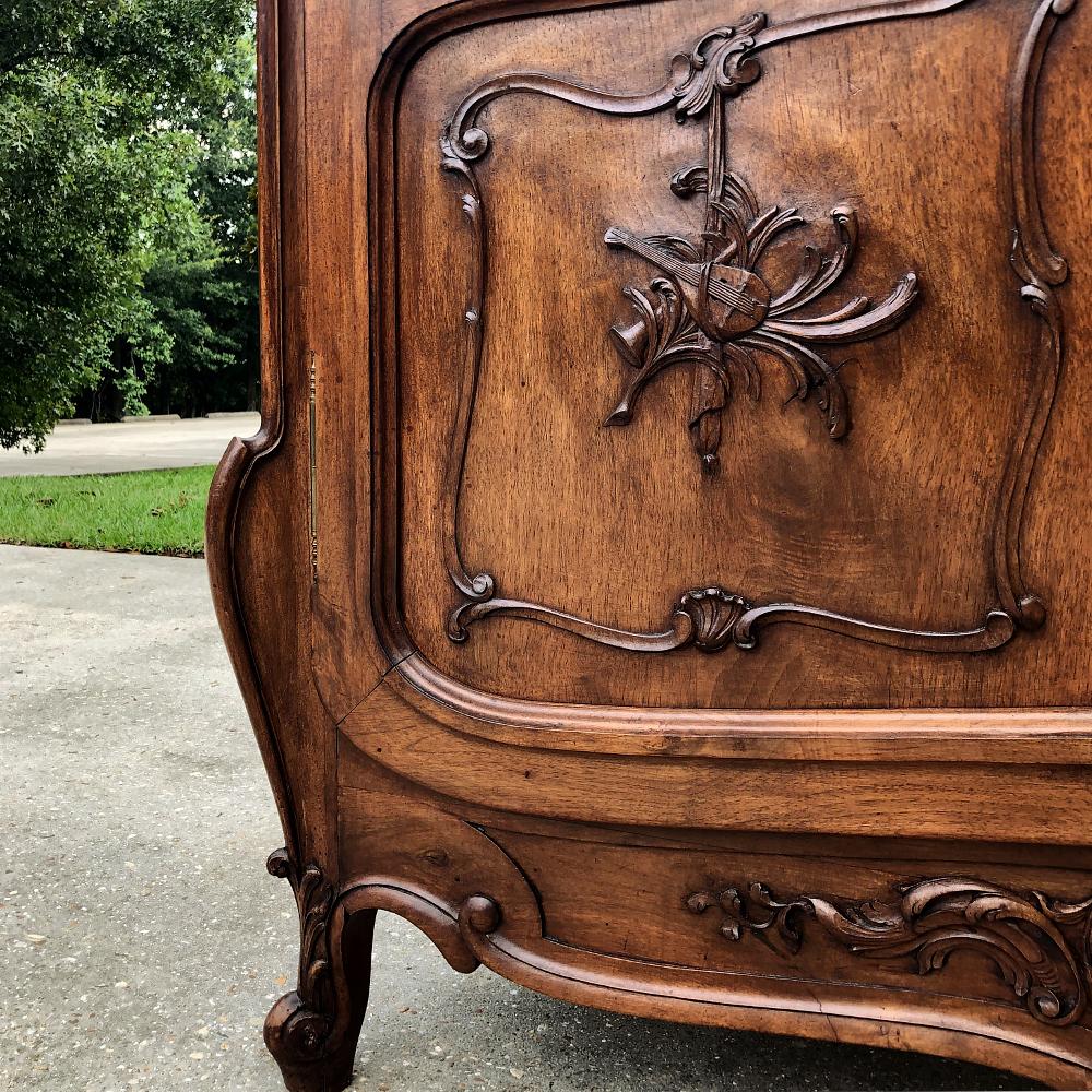 19th Century French Louis XV Walnut Bookcase For Sale 6