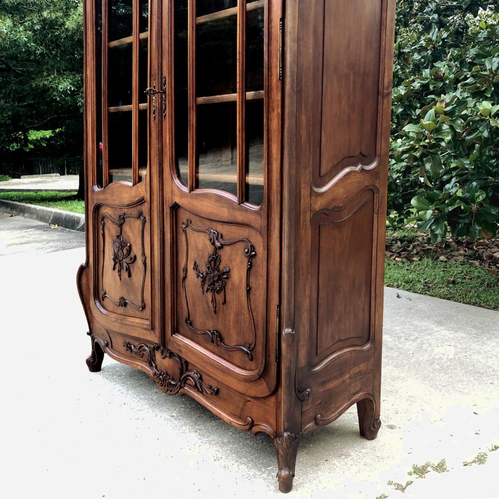 19th Century French Louis XV Walnut Bookcase For Sale 7
