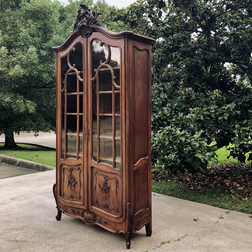 19th Century French Louis XV Walnut Bookcase In Good Condition For Sale In Dallas, TX