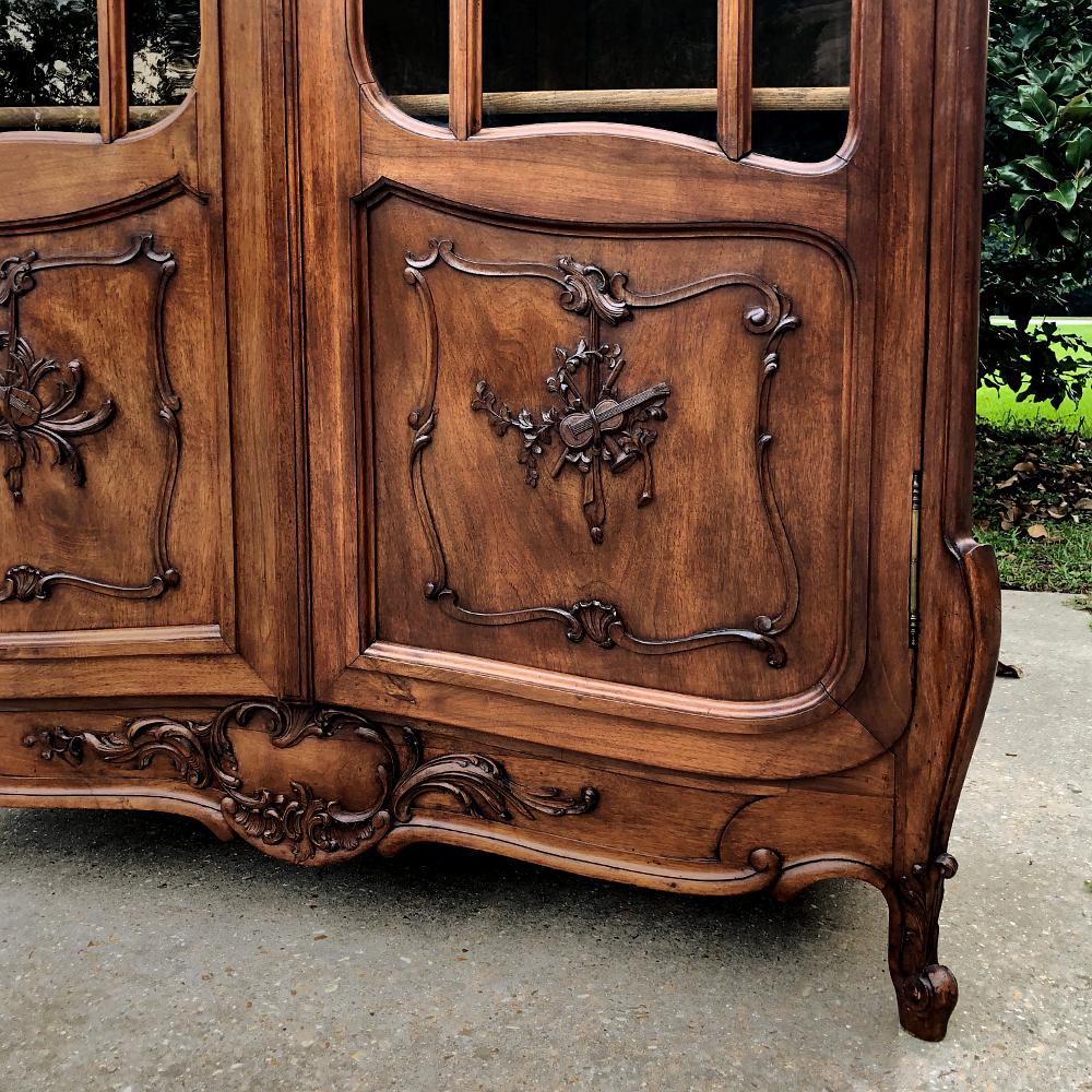 19th Century French Louis XV Walnut Bookcase For Sale 3