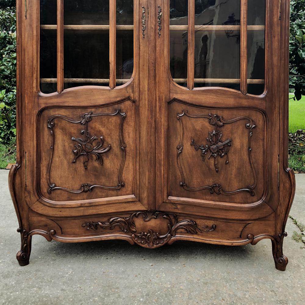 19th Century French Louis XV Walnut Bookcase For Sale 4