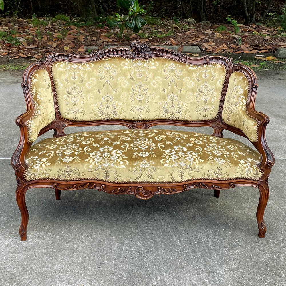 19th Century French Louis XV Walnut Canape In Good Condition For Sale In Dallas, TX
