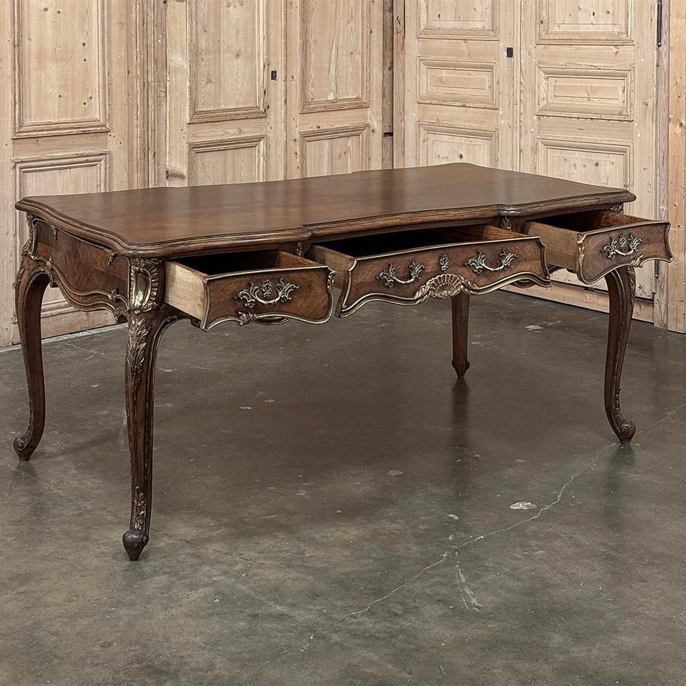19. Jahrhundert Französisch Louis XV Nussbaum-Schreibtisch ~ Bureau Plat (Handgeschnitzt) im Angebot