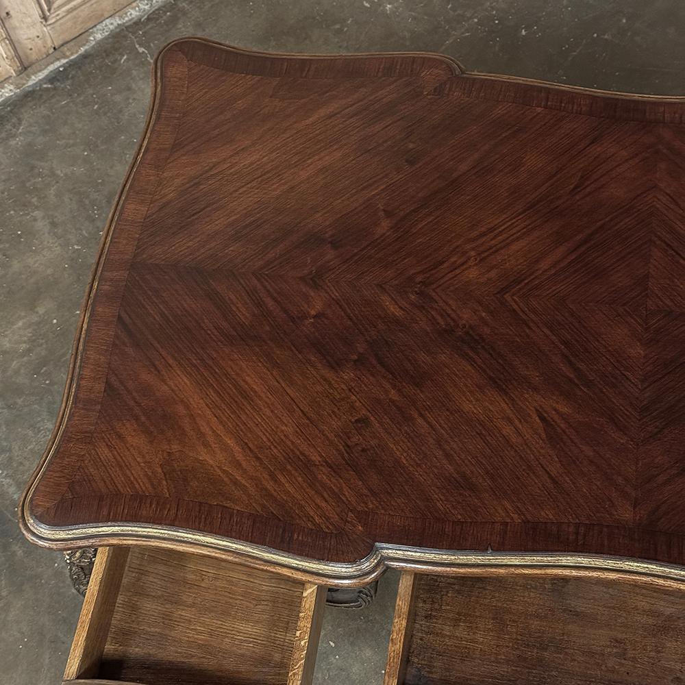 19. Jahrhundert Französisch Louis XV Nussbaum-Schreibtisch ~ Bureau Plat im Zustand „Gut“ im Angebot in Dallas, TX