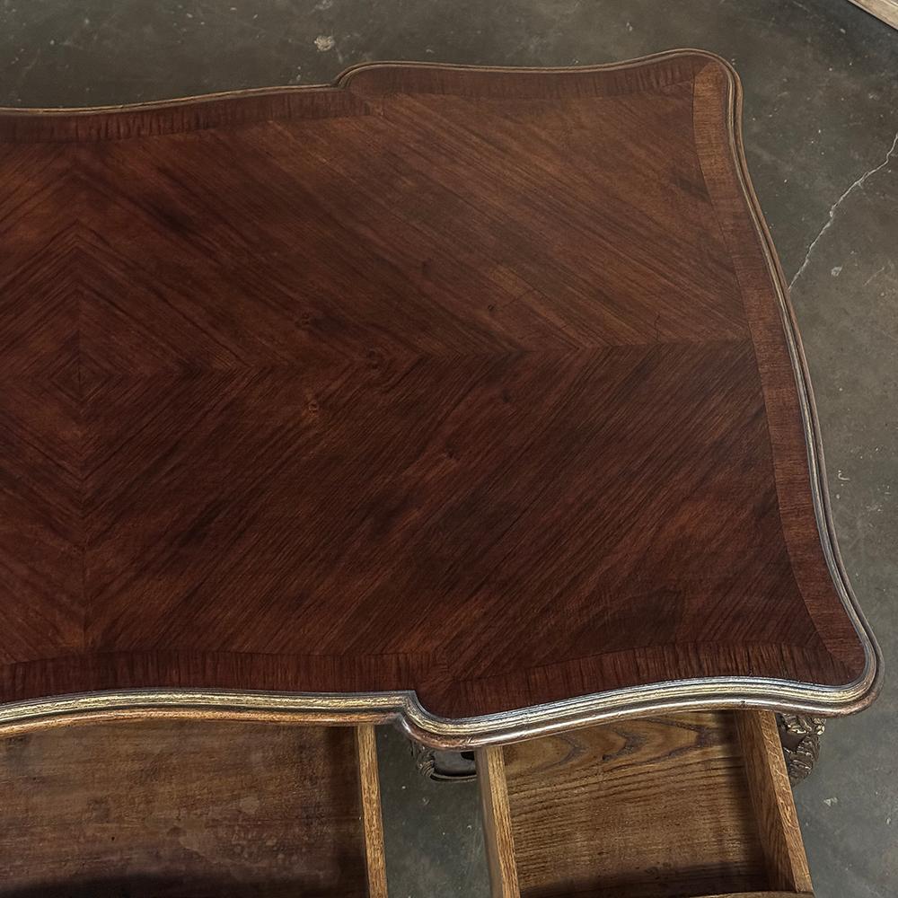 19. Jahrhundert Französisch Louis XV Nussbaum-Schreibtisch ~ Bureau Plat (Spätes 19. Jahrhundert) im Angebot