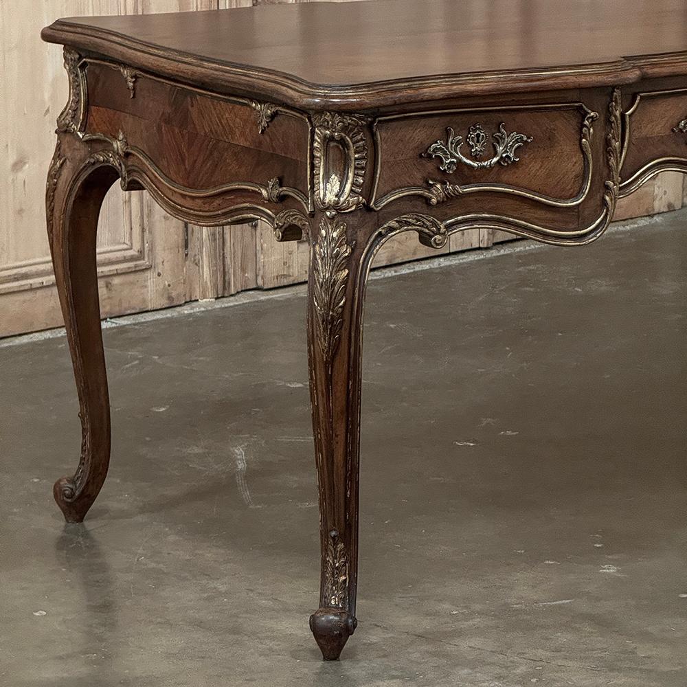 19. Jahrhundert Französisch Louis XV Nussbaum-Schreibtisch ~ Bureau Plat (Bronze) im Angebot