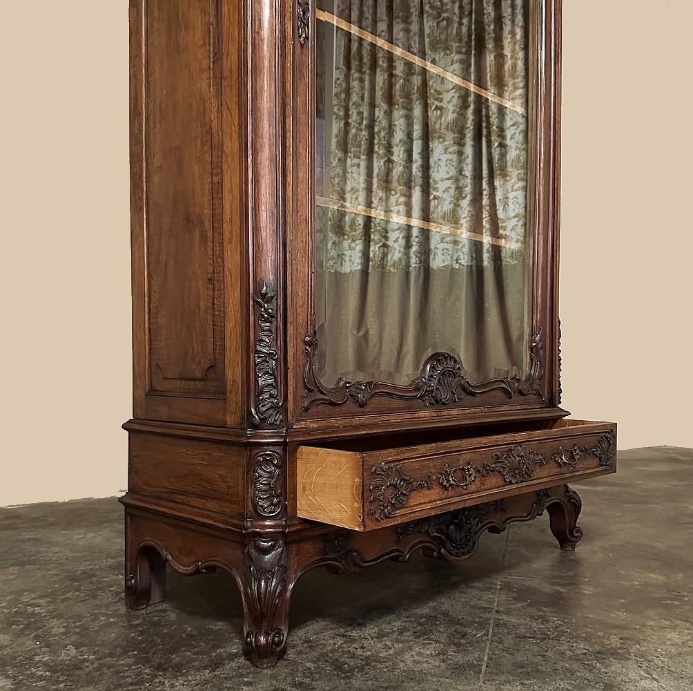 19th Century French Louis XV Walnut Display Armoire ~ Bookcase For Sale 2