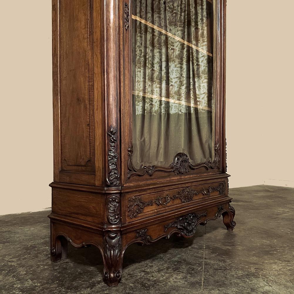 19th Century French Louis XV Walnut Display Armoire ~ Bookcase For Sale 3