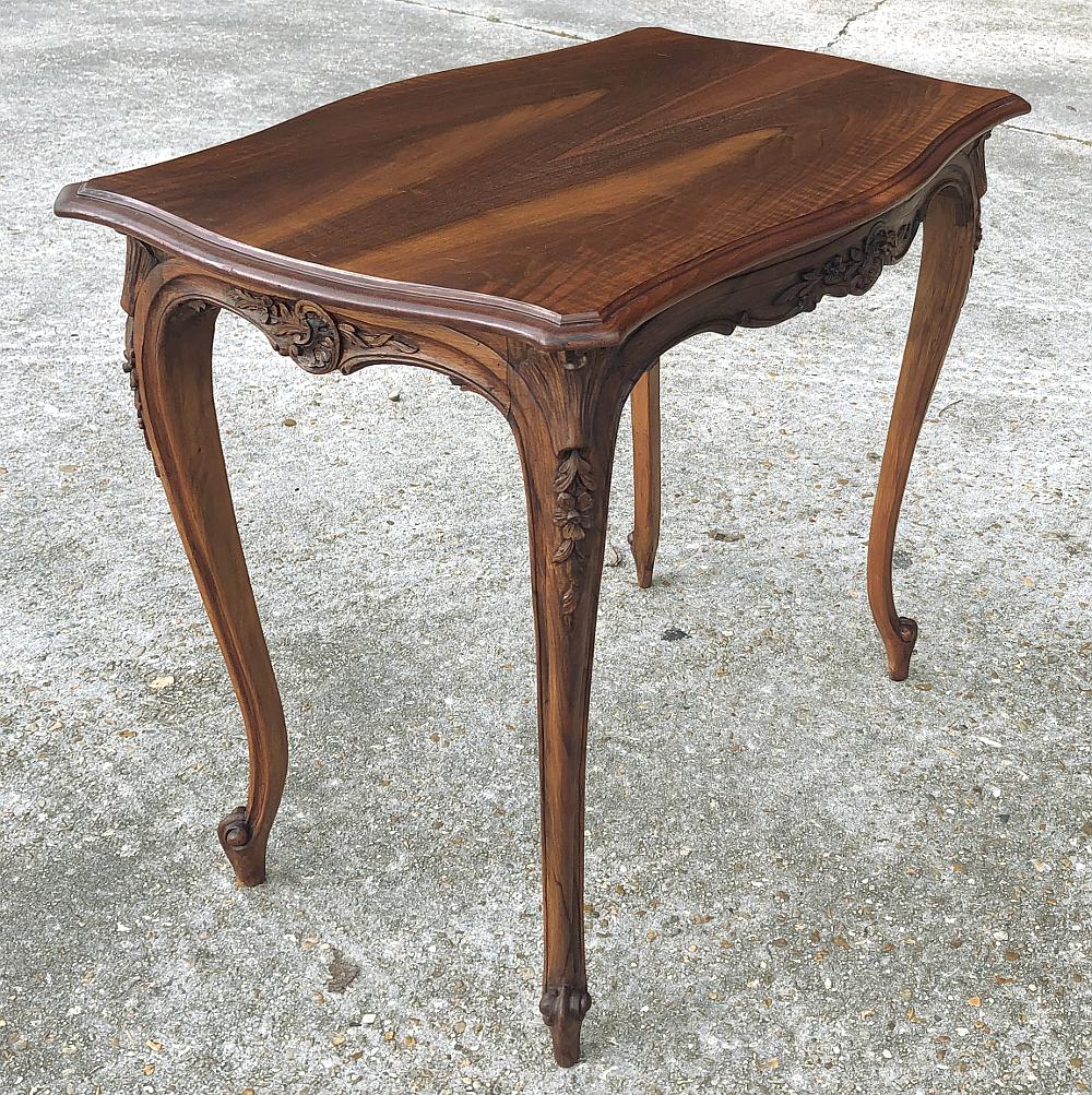 19th Century French Louis XV Walnut End Table In Good Condition In Dallas, TX