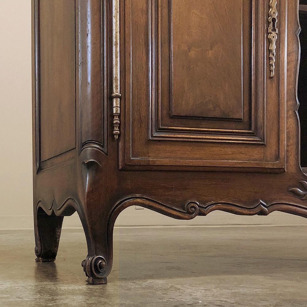 Buffet francese Luigi XV del XIX secolo con piano in noce e marmo in vendita 8