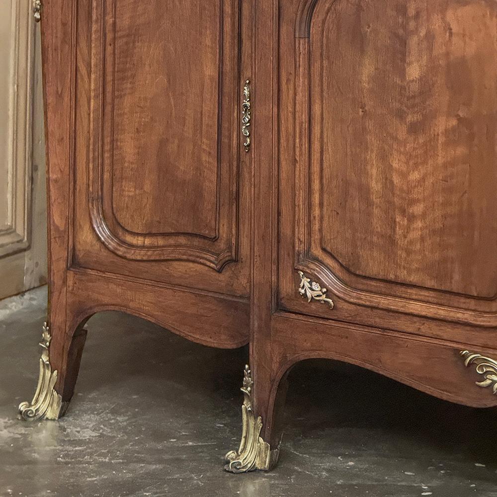 Buffet francese Luigi XV del XIX secolo con piano in marmo di noce e ormeggio in vendita 4