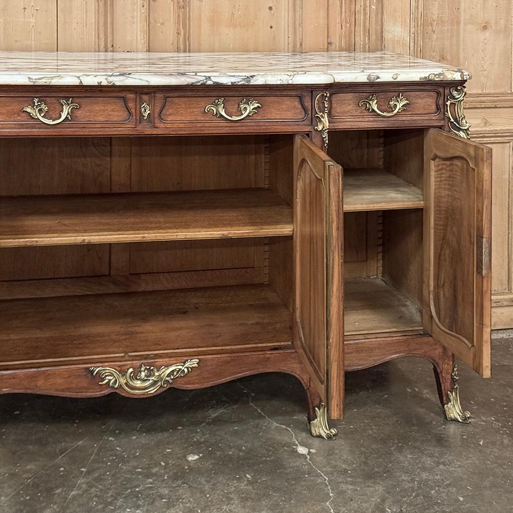 Buffet francese Luigi XV del XIX secolo con piano in marmo di noce e ormeggio in vendita 9