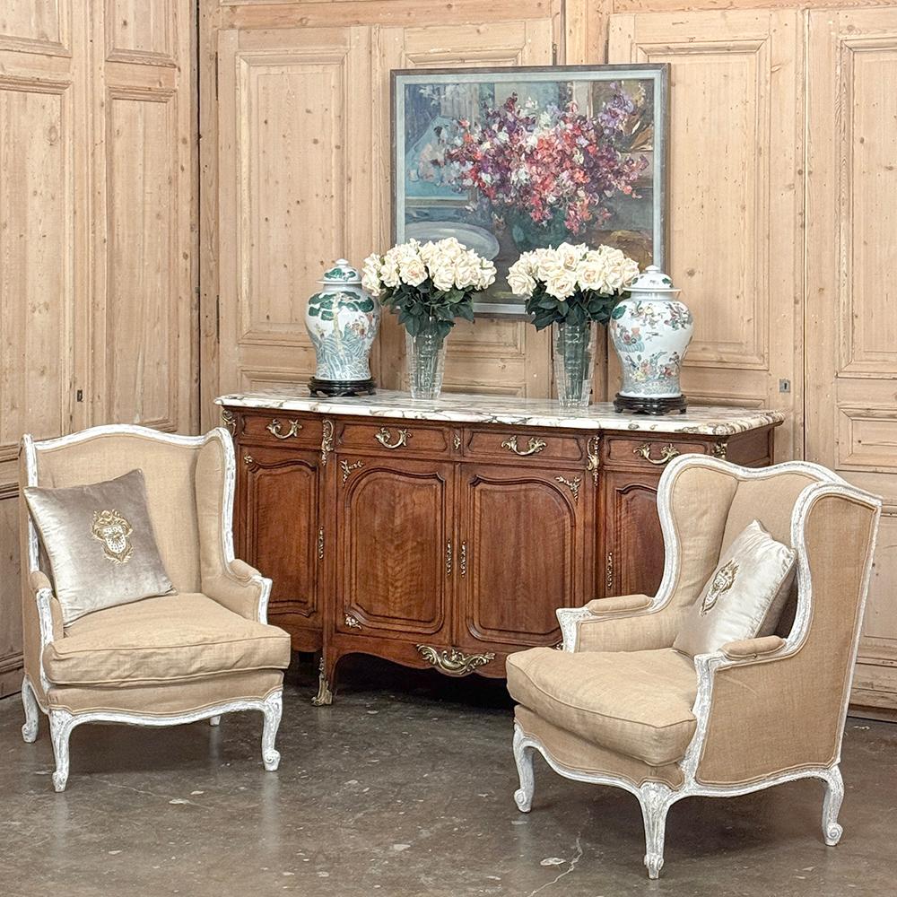 Il Buffet francese Luigi XV del XIX secolo con piano in noce e marmo con ormeggio è uno splendido esempio della raffinata interpretazione di questo stile!  L'elegante boiserie è definita dalla tonalità più chiara del noce, o biondo noyer, e anche