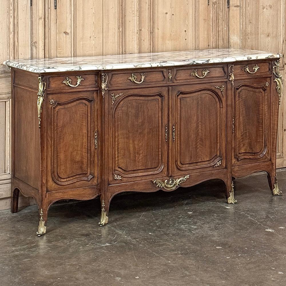 Francese Buffet francese Luigi XV del XIX secolo con piano in marmo di noce e ormeggio in vendita