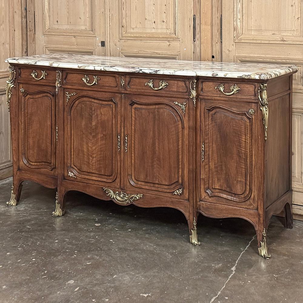 Fatto a mano Buffet francese Luigi XV del XIX secolo con piano in marmo di noce e ormeggio in vendita