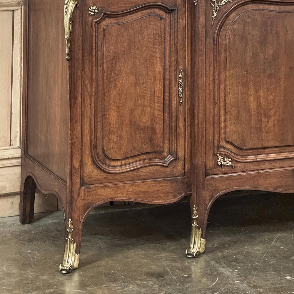 Fine XIX secolo Buffet francese Luigi XV del XIX secolo con piano in marmo di noce e ormeggio in vendita