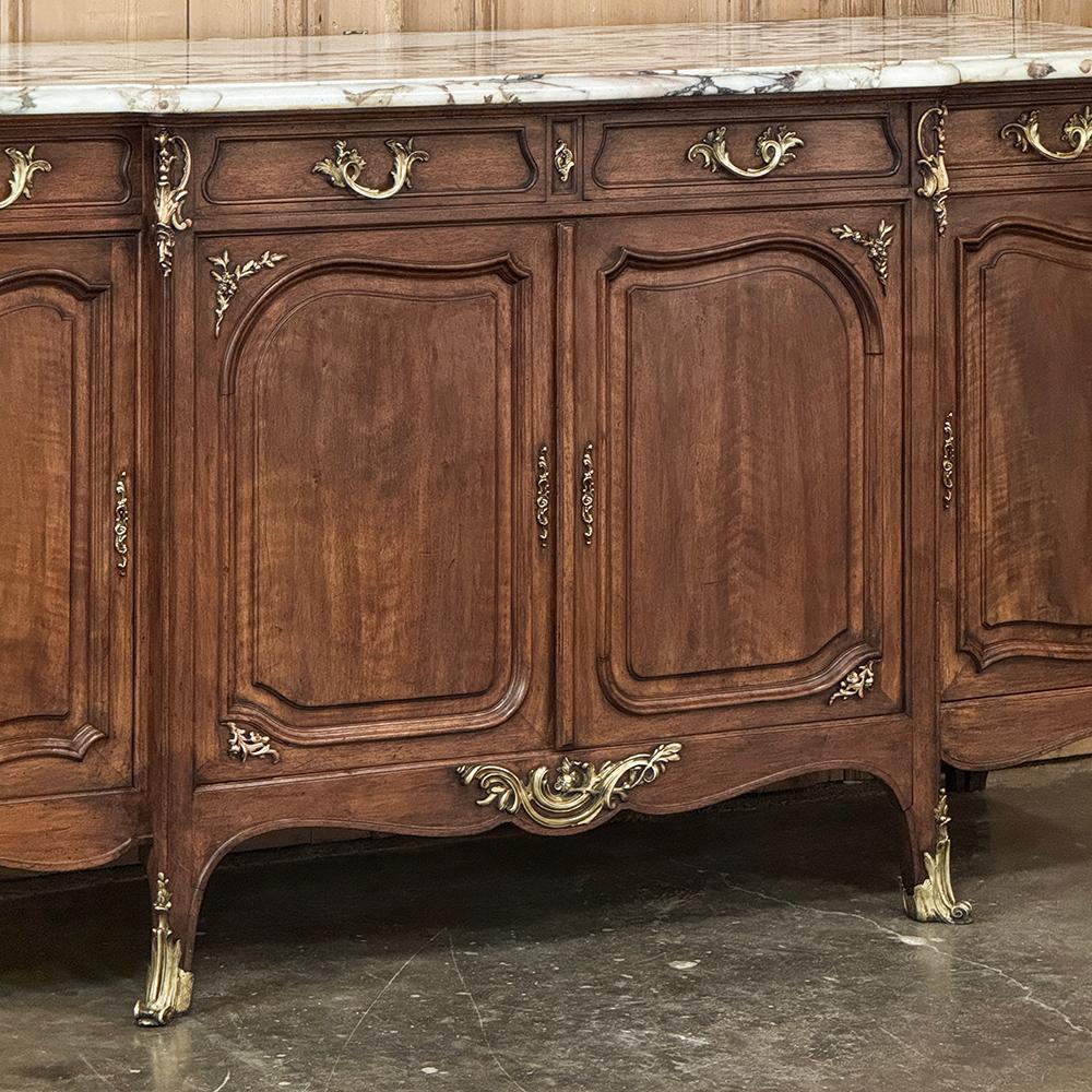 Bronzo Buffet francese Luigi XV del XIX secolo con piano in marmo di noce e ormeggio in vendita