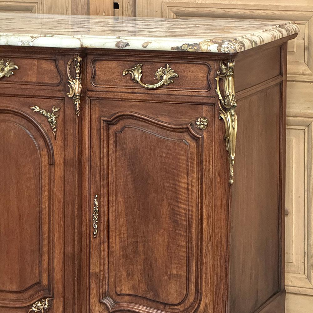 Buffet francese Luigi XV del XIX secolo con piano in marmo di noce e ormeggio in vendita 1