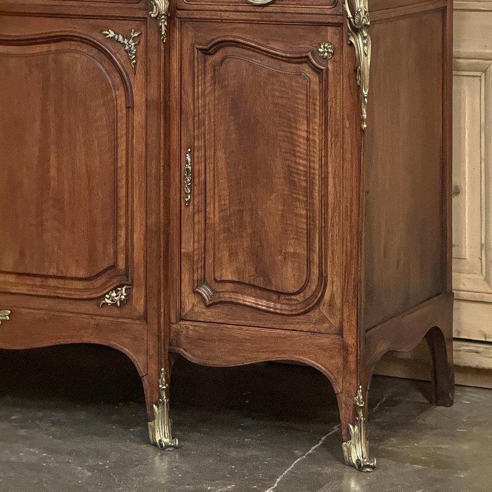 Buffet francese Luigi XV del XIX secolo con piano in marmo di noce e ormeggio in vendita 2
