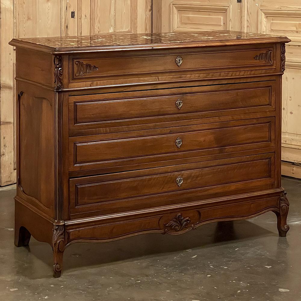 La Commode francese Luigi XV del XIX secolo con piano in marmo di noce rappresenta l'essenza dello stile, con un'architettura sobria impreziosita da sottili dettagli intagliati che compaiono sui montanti angolari arrotondati e sulle gambe