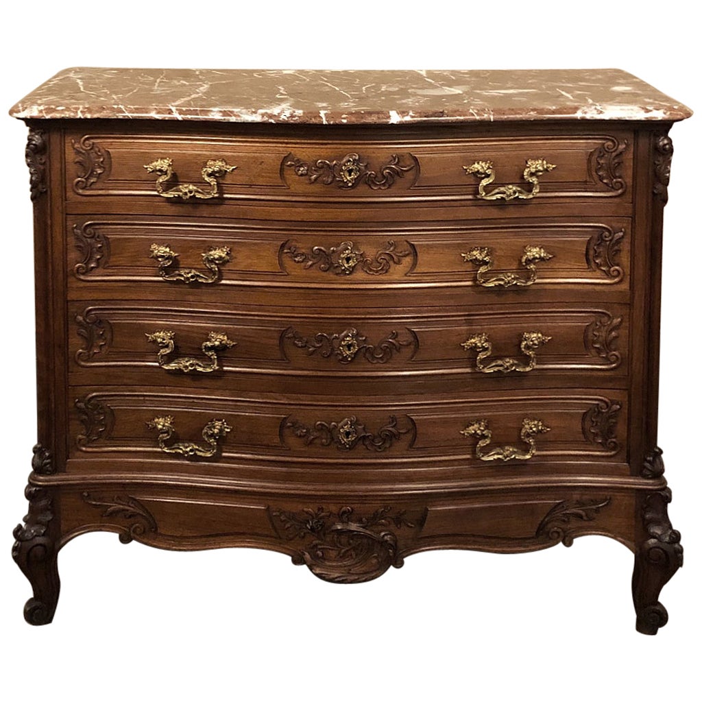 Commode française Louis XV du 19ème siècle en noyer avec plateau en marbre en vente